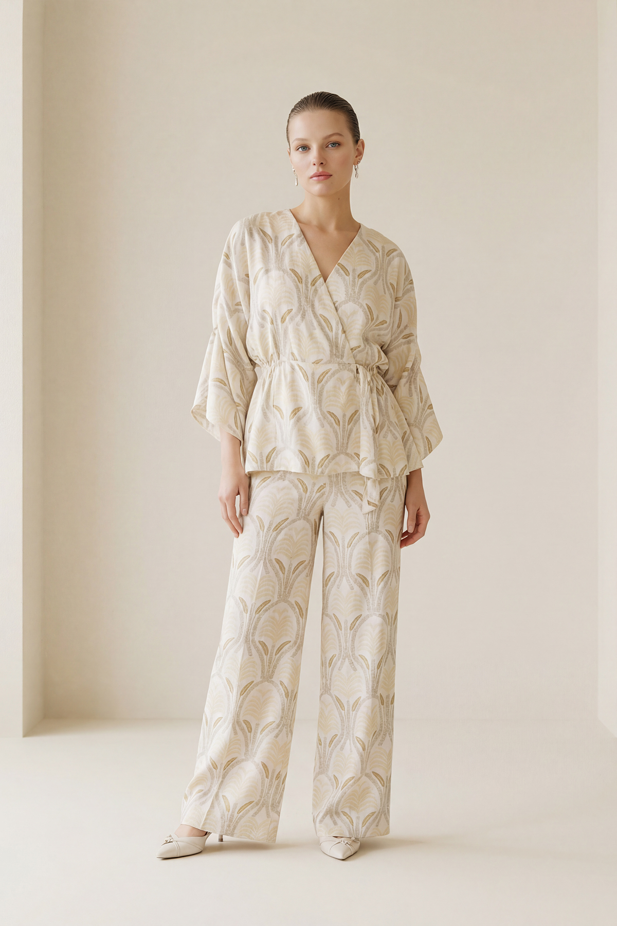 Krem Desenli Düğme Ve Kol Detaylı Rahat Kesim Bluz