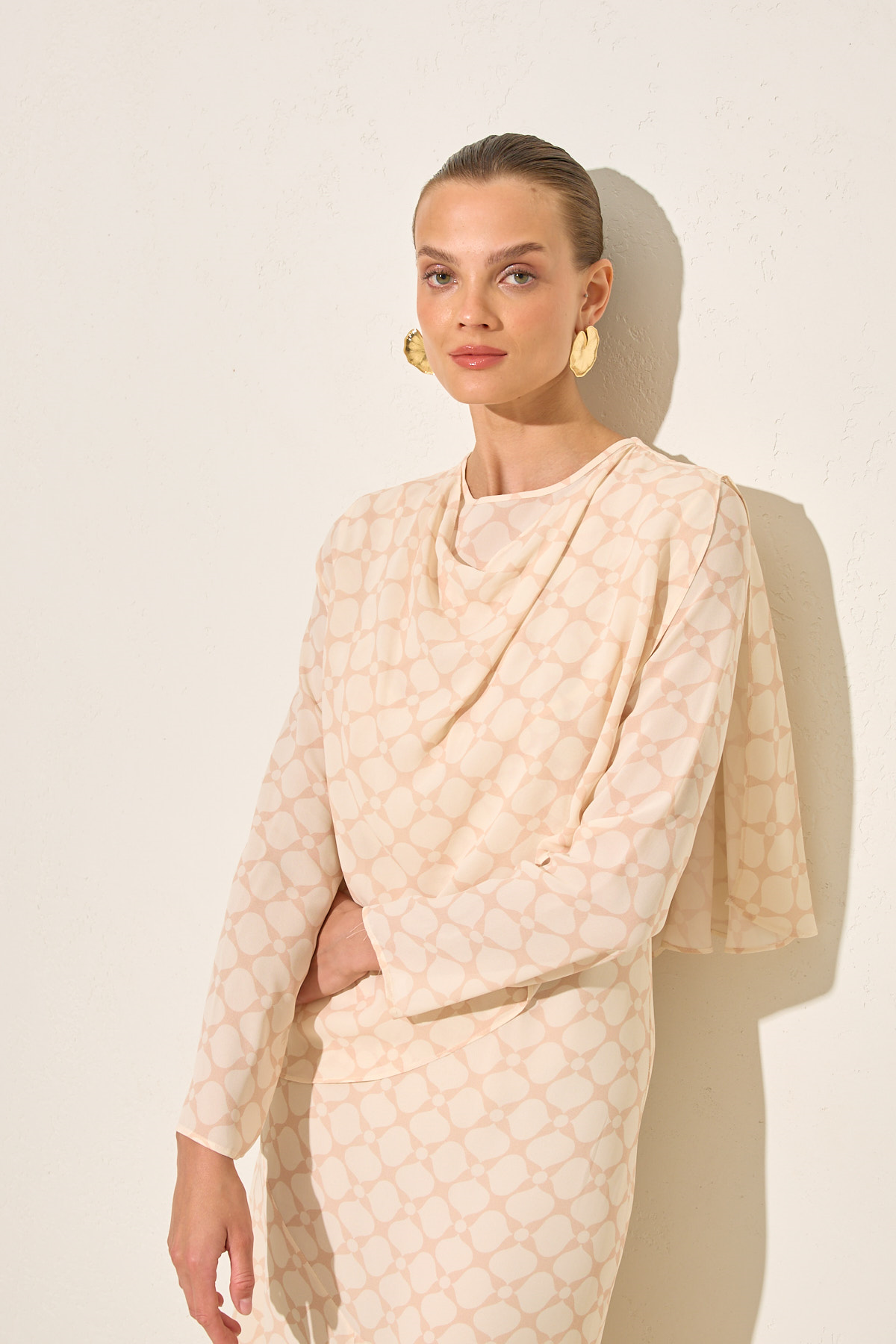 Krem Yaka Detaylı Desenli Midi Boy Elbise