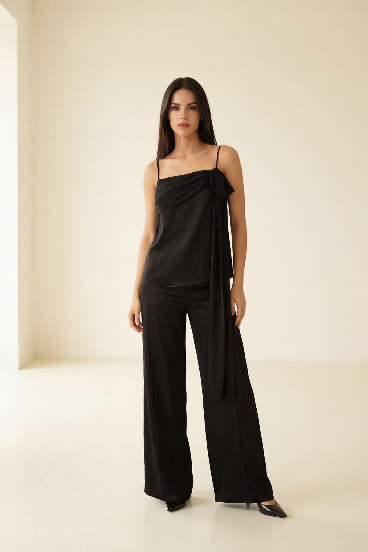 Siyah Tül Yaka Detaylı İnce Askılı Bluz