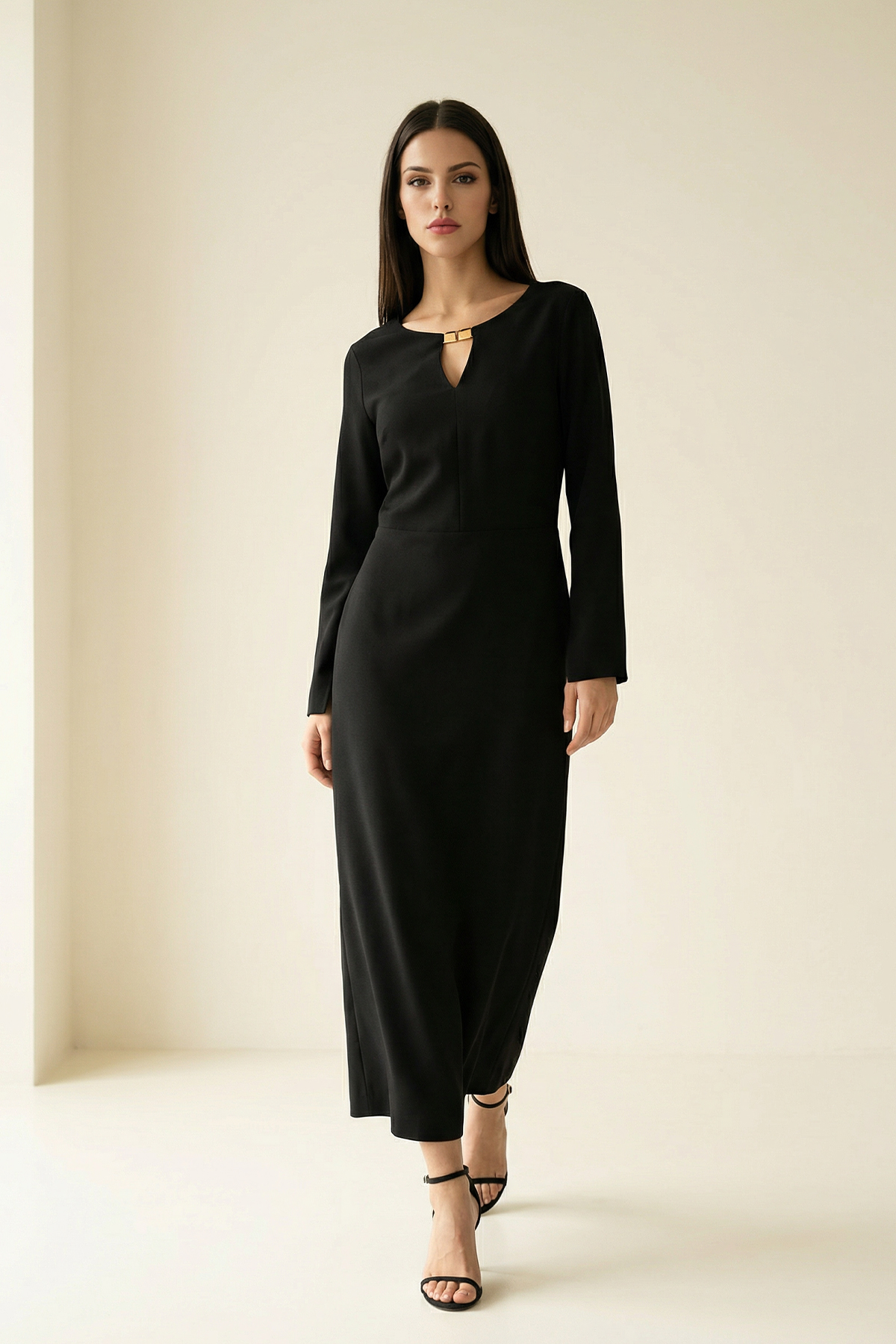 Siyah Boyunda Aksesuar Detaylı Uzun Kollu Belden Oturtmalı Midi Boy Elbise