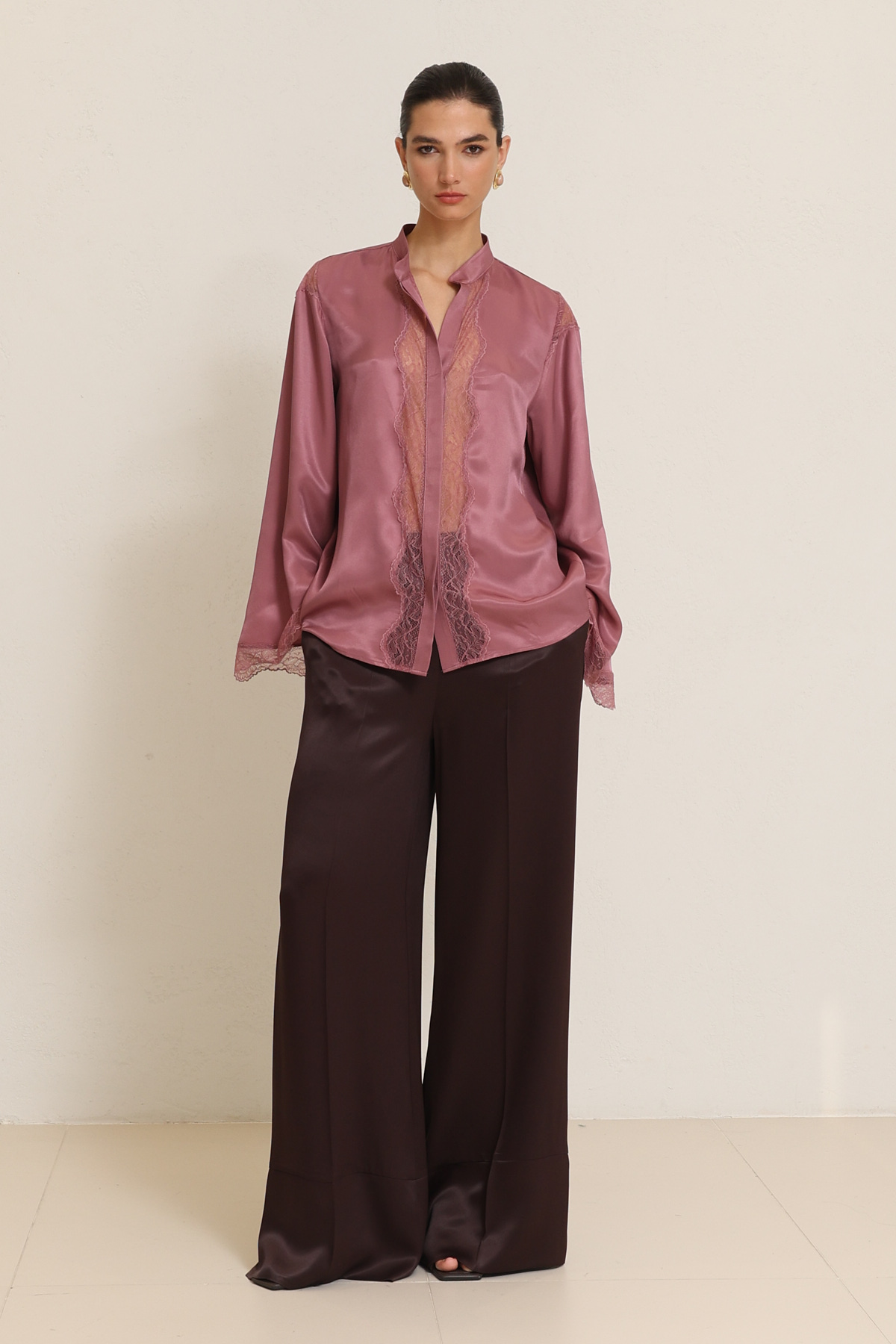 Gül Kurusu Dantel Detaylı Uzun Kollu Rahat Kesim Bluz