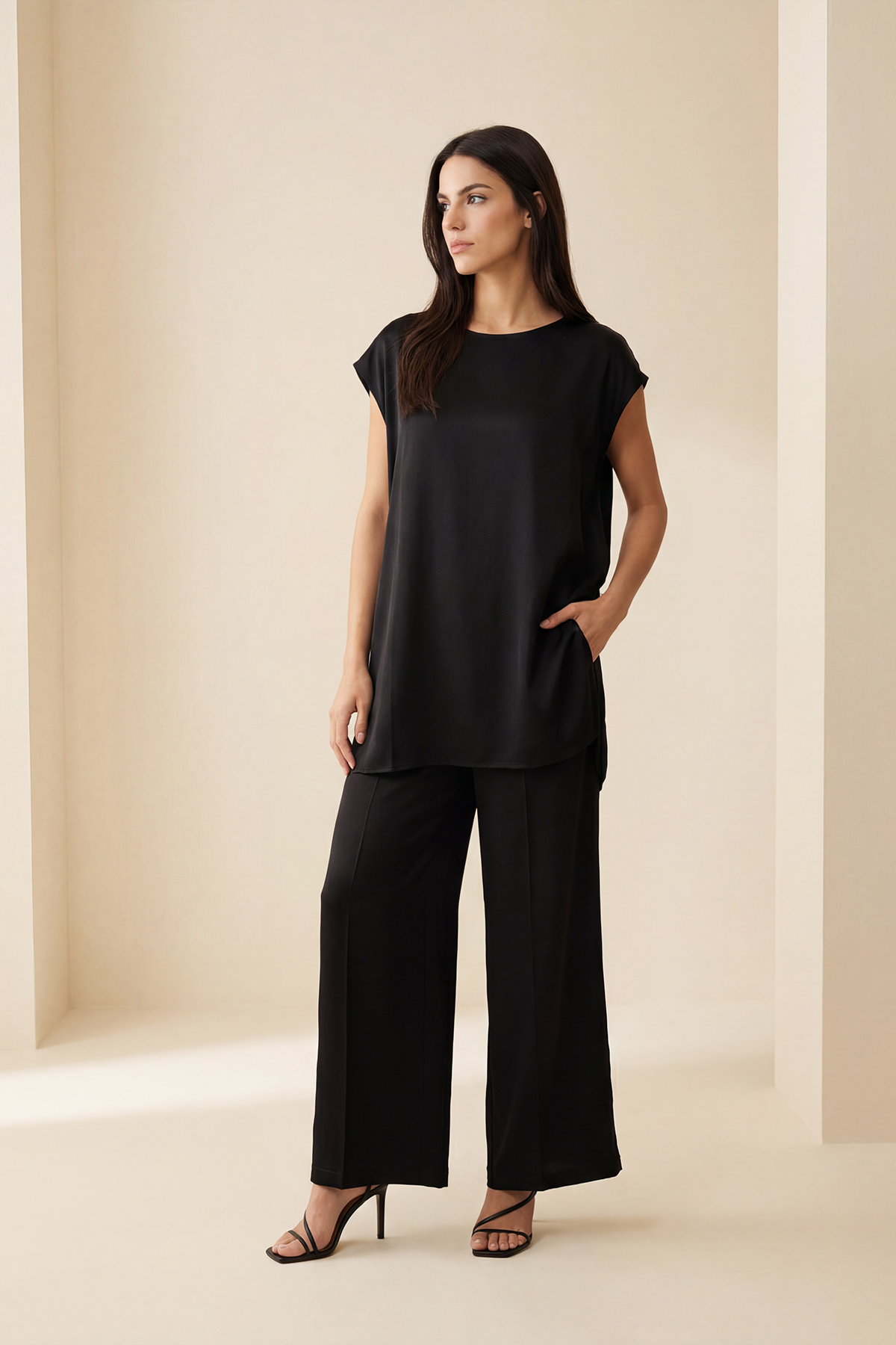 Siyah Pelerin Detaylı Rahat Kesim Tunik