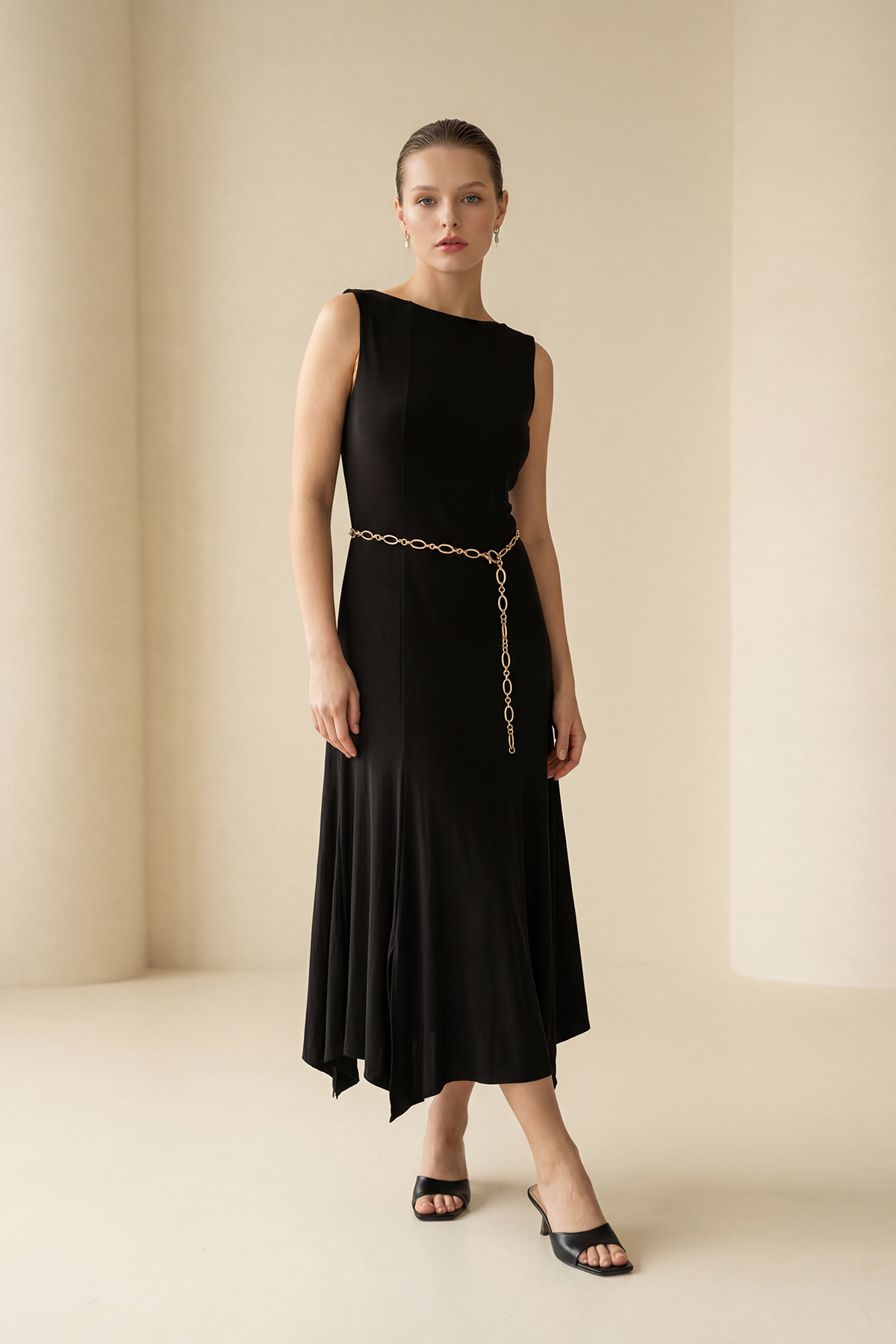 Siyah Kolsuz Tam Kalıp Zincir Kemerli Etek Uçları Asimetrik Kesim Midi Boy Elbise