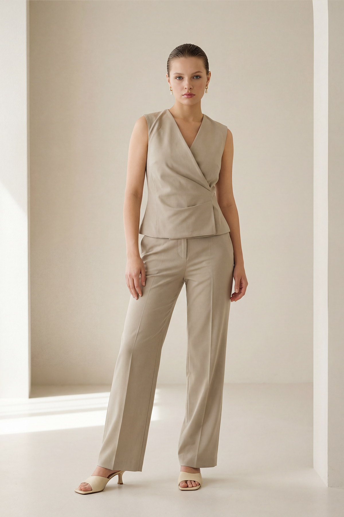 Bej Kruvaze Kapama Belden Detaylı Yelek