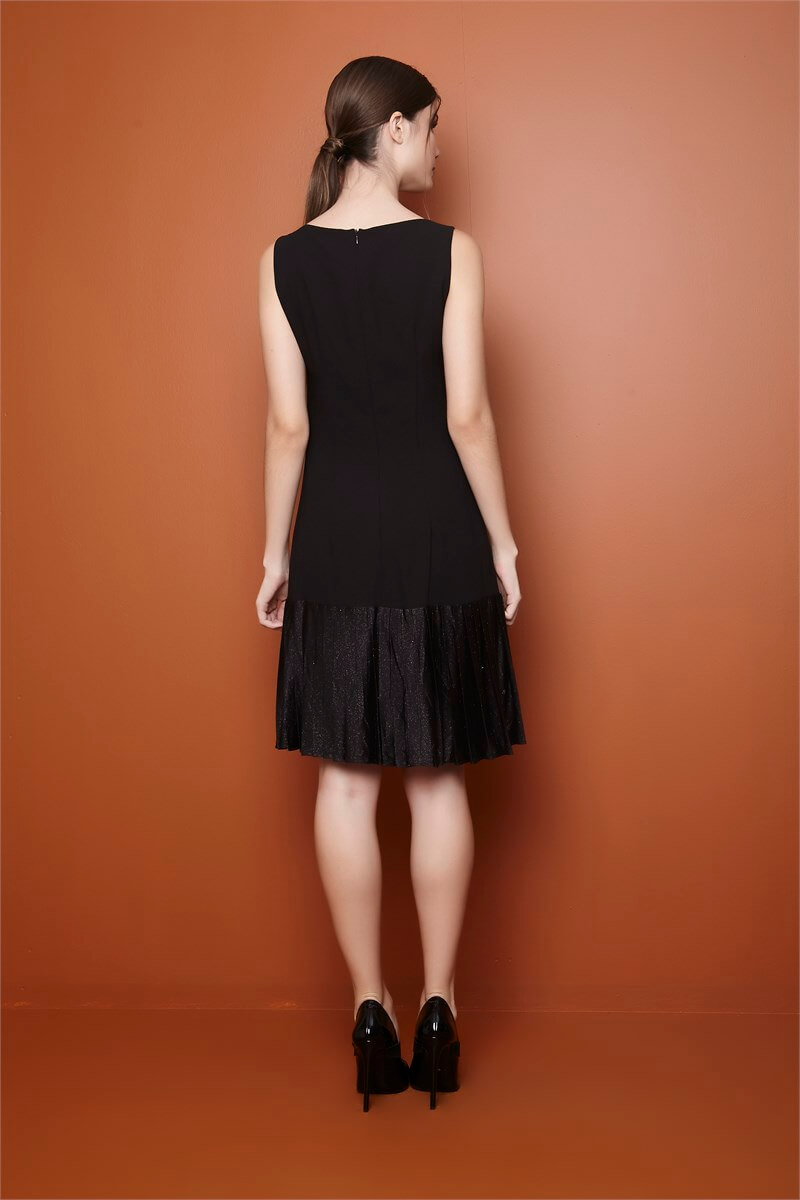 Etek Ucu Pileli Kolsuz Elbise