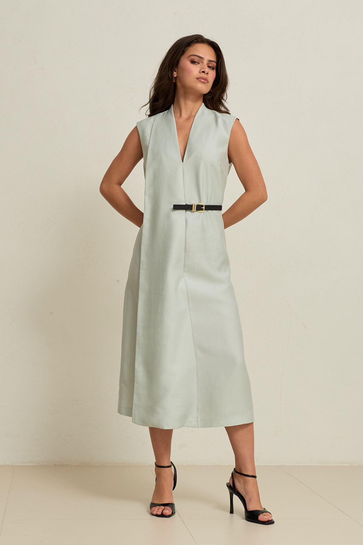 Su Yeşili V Yaka Asimetrik Kumaş Detaylı Midi Boy Kolsuz Elbise