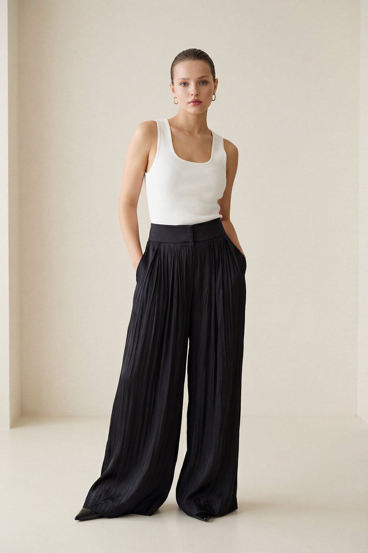 Siyah Belden Oturtmalı Geniş Kesim Pantolon