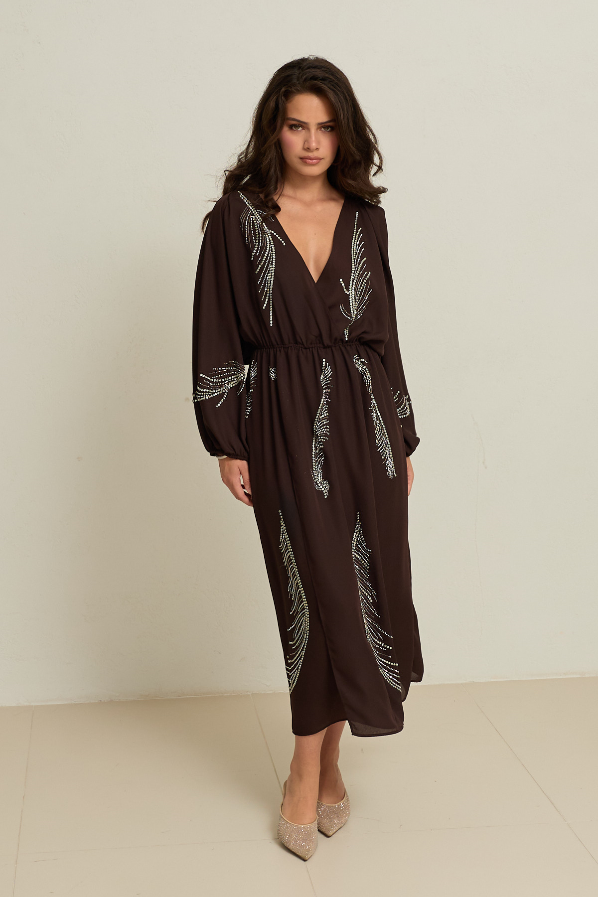 Acı-Kahve Yaka Ve Taş Detaylı Belden Büzgülü Uzun Kollu Rahat Kesim Midi Boy Elbise