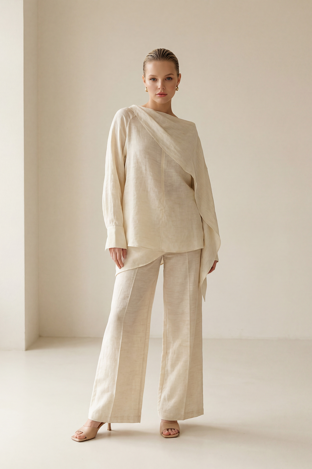 Açık Sarı Asimetrik Yaka Parça Detaylı, Uzun Kollu Rahat Kesim Bluz