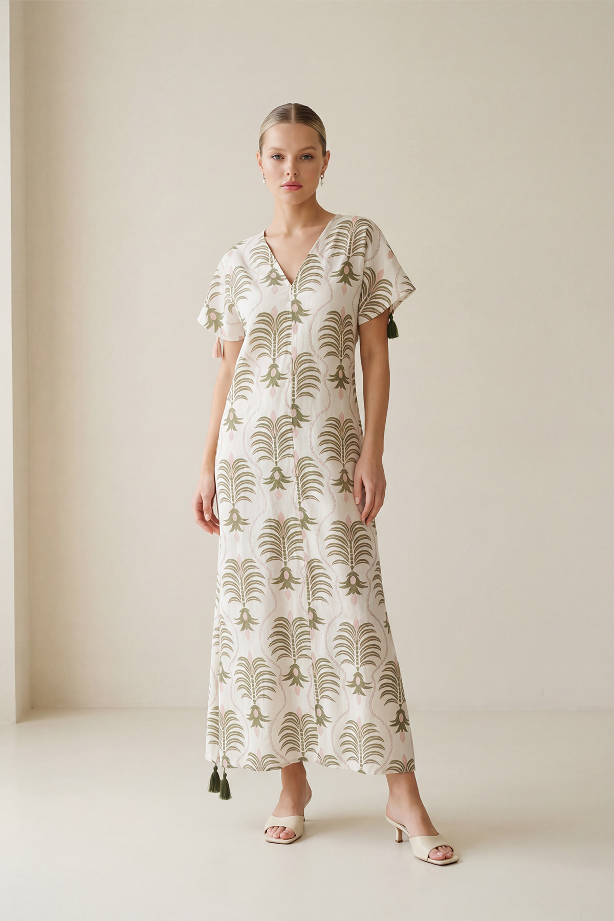 Krem V Yaka Kol Ve Eteklerinde Püskül Detaylı Desenli Elbise