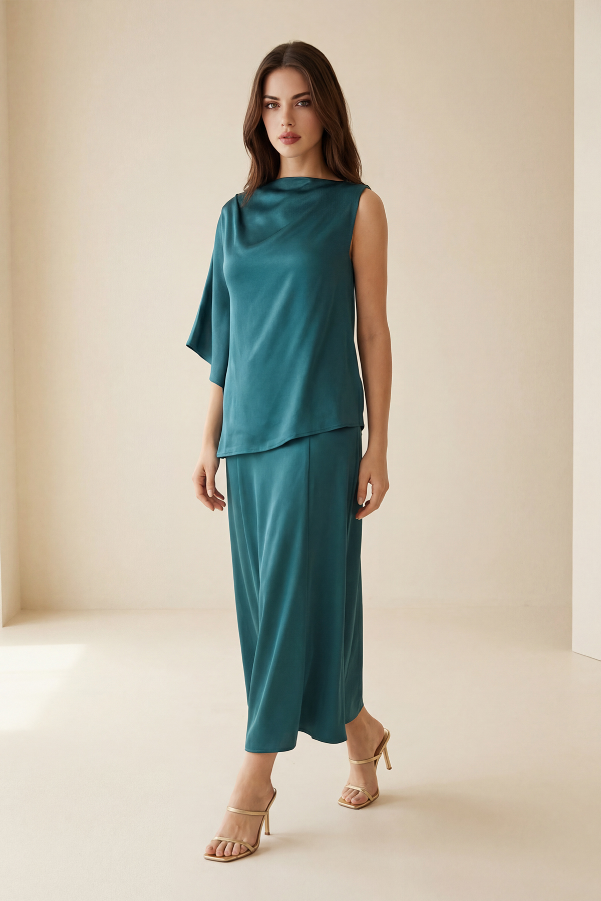 Zümrüt Asimetrik Yaka Detaylı, Tek Kollu Bluz