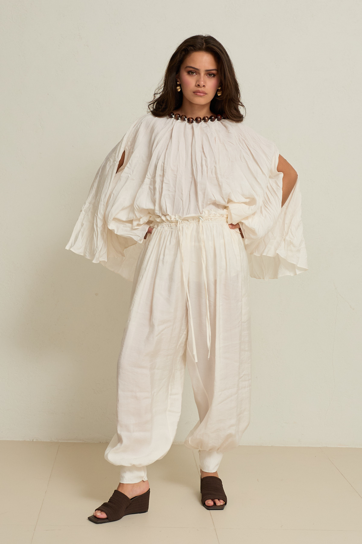 Krem Belden Lastikli Bağlama Ve Paça Detaylı Rahat Kalıp Pantolon