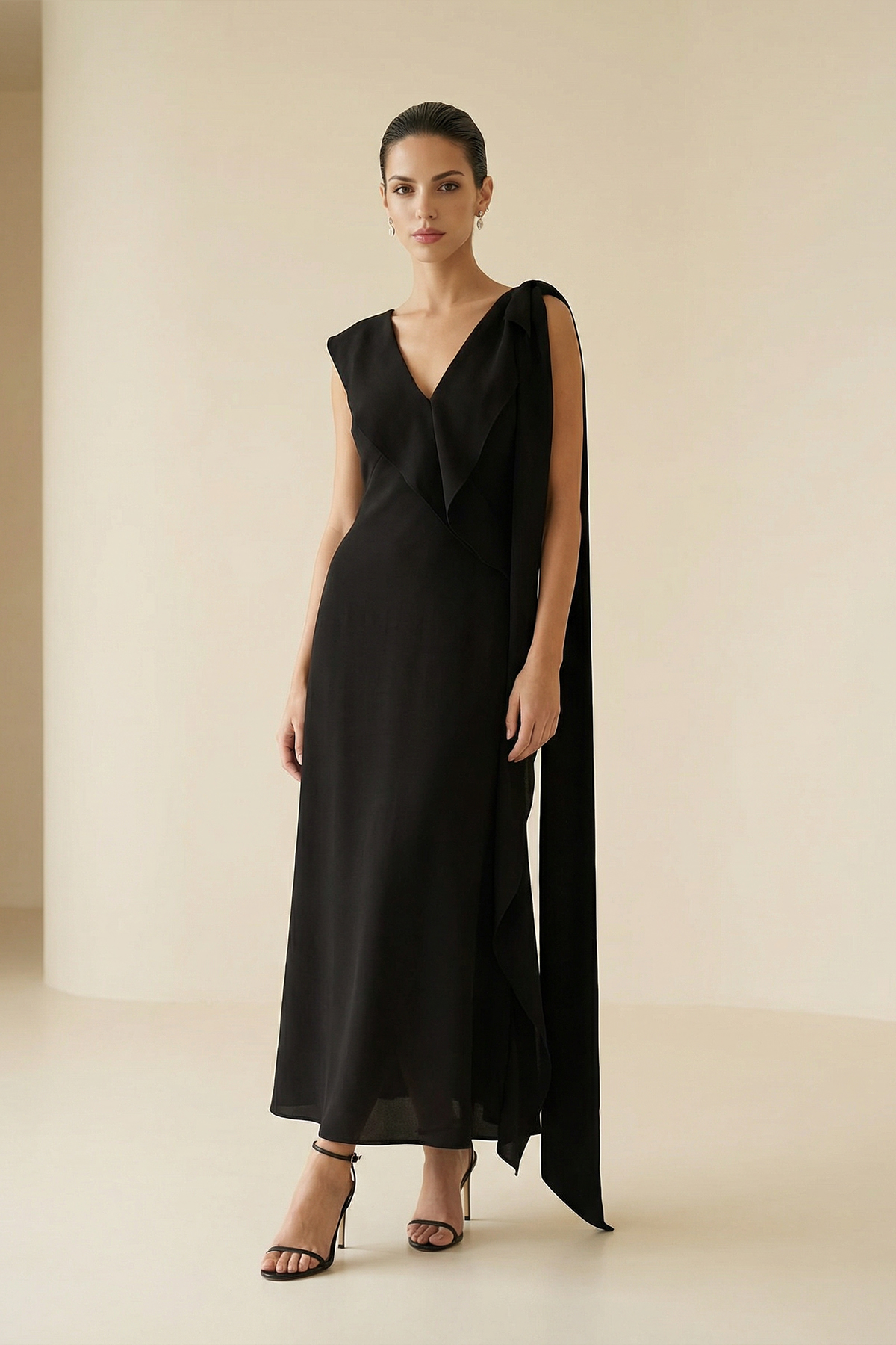 Siyah V Yaka Kolsuz Asimetrik Detaylı Midi Boy Elbise