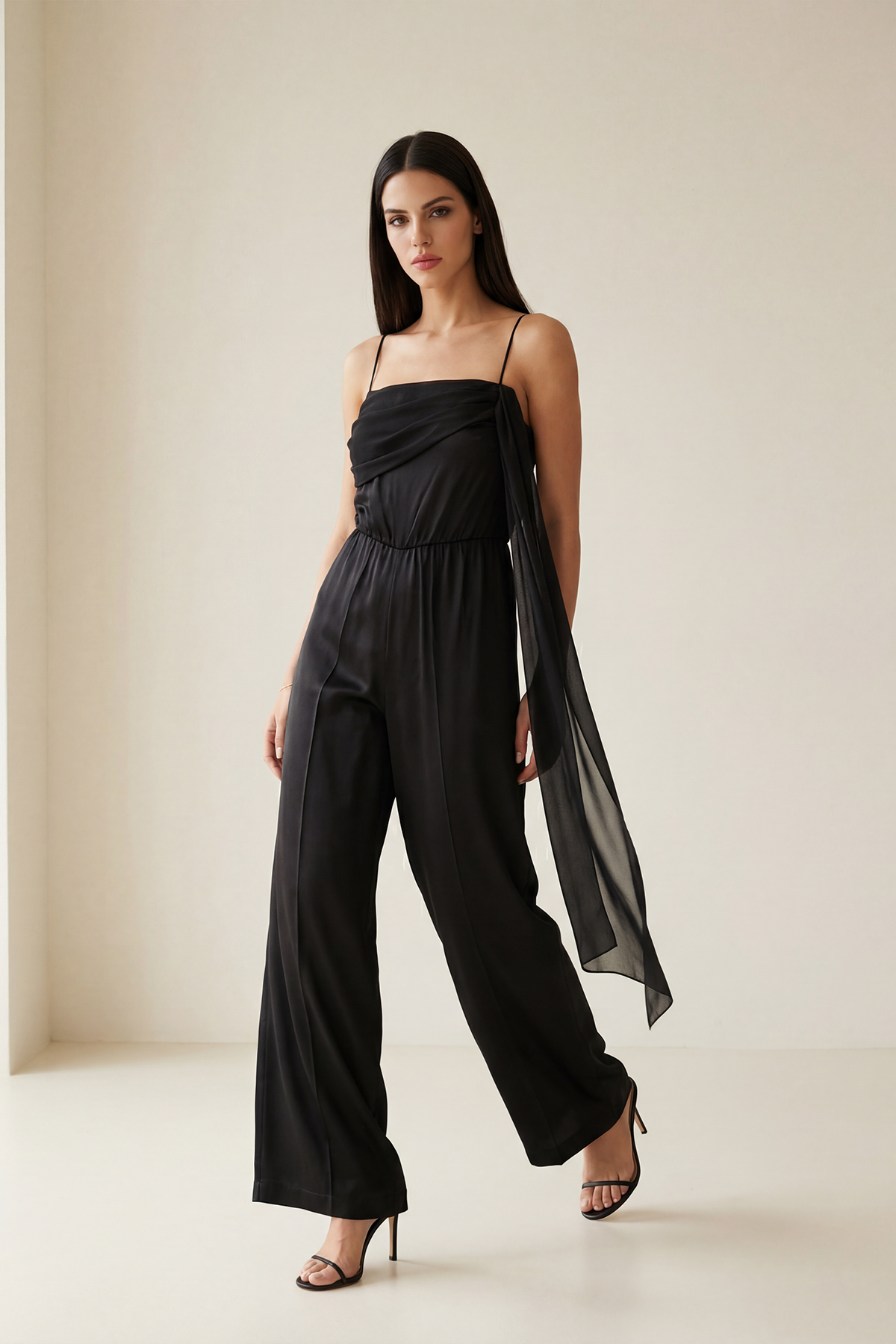 Siyah İnce Askı Yaka Detaylı Belden Oturtmalı Tulum