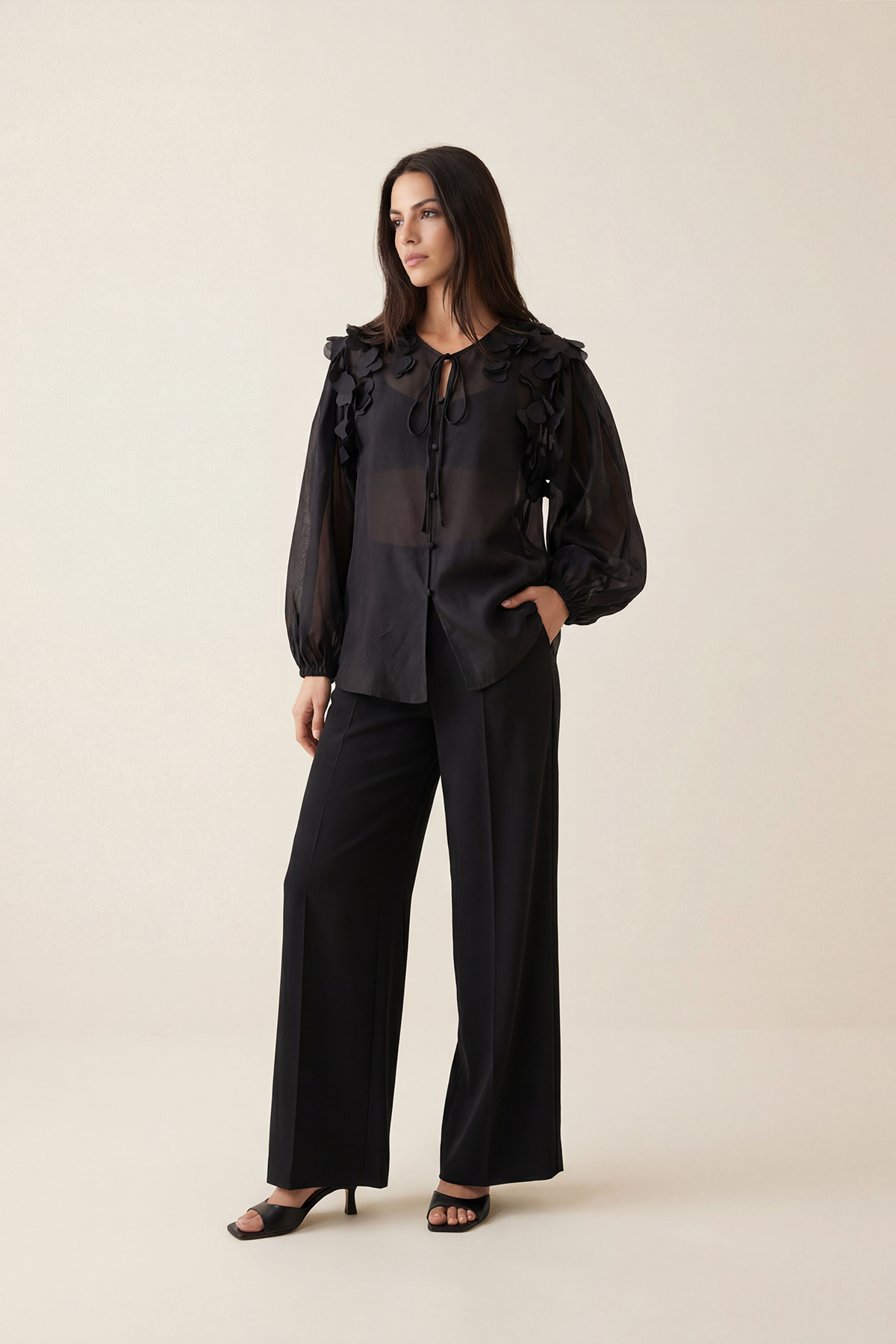 Siyah Bağlama Detaylı, Omuz Fırfırlı Saten Dokulu Bluz