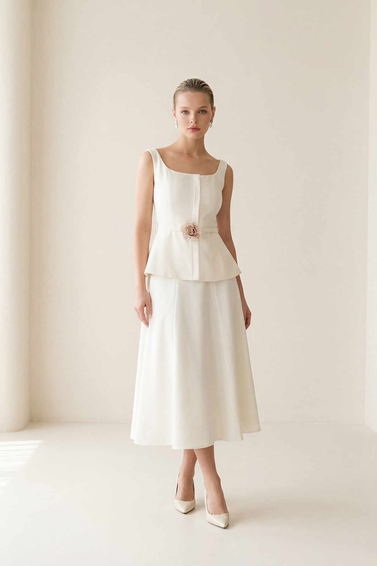 Krem Yakada Aksesuar Detaylı Kolsuz Belden Oturtmalı Balık Formlu Midi Elbise