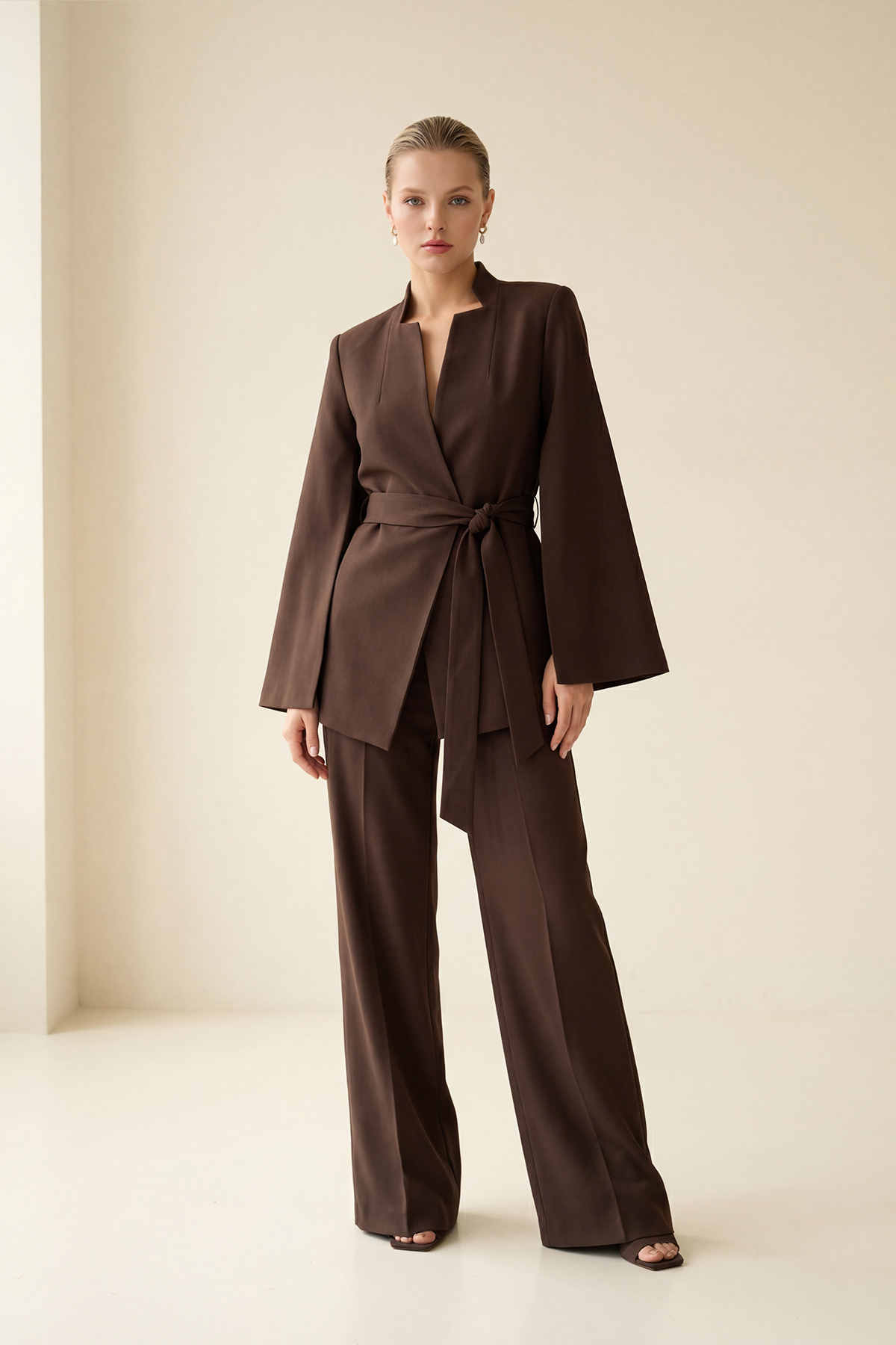 Sütlü Kahve Kol Ve Belden Bağlama Detaylı Ceket Tam Kalıp Pantolonlu Takım