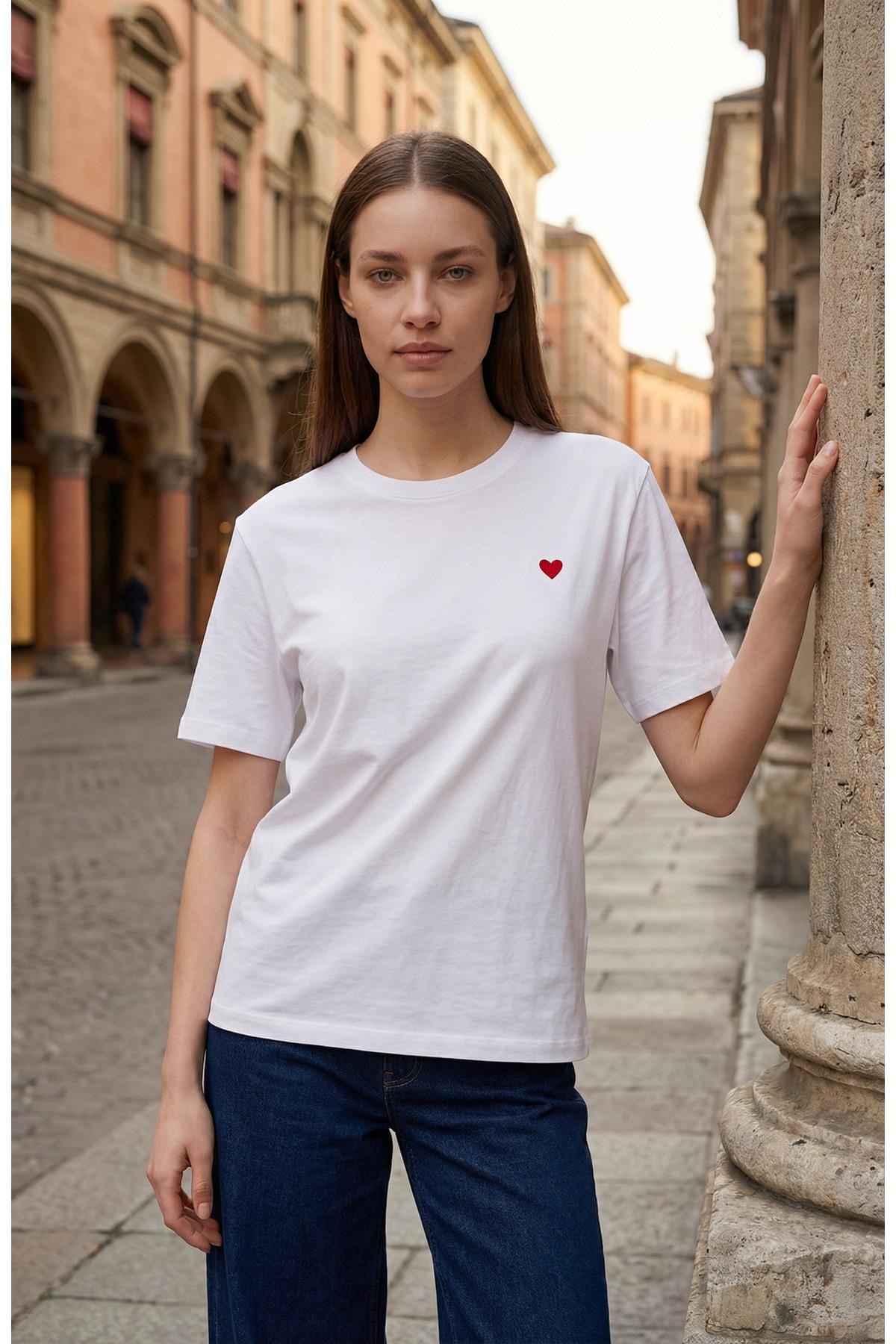 Ekru Minimal Kalp Nakış Detaylı Kısa Kollu T-Shirt