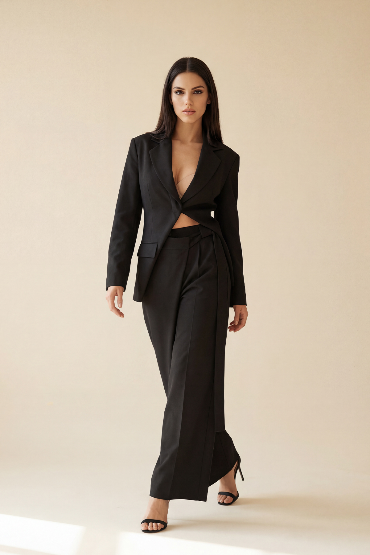 Siyah Yaka Detaylı Ceket Ve Bel Detaylı Pantolonlu Takım