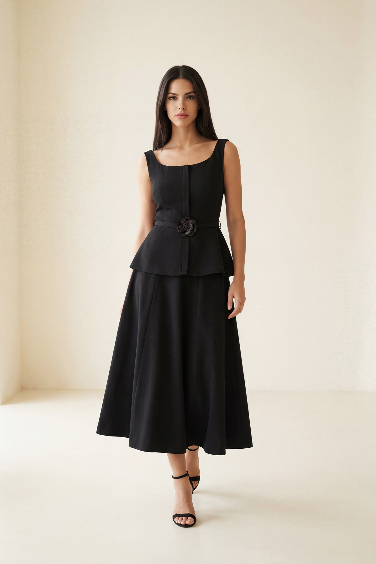 Siyah Yakada Aksesuar Detaylı Kolsuz Belden Oturtmalı Balık Formlu Midi Elbise