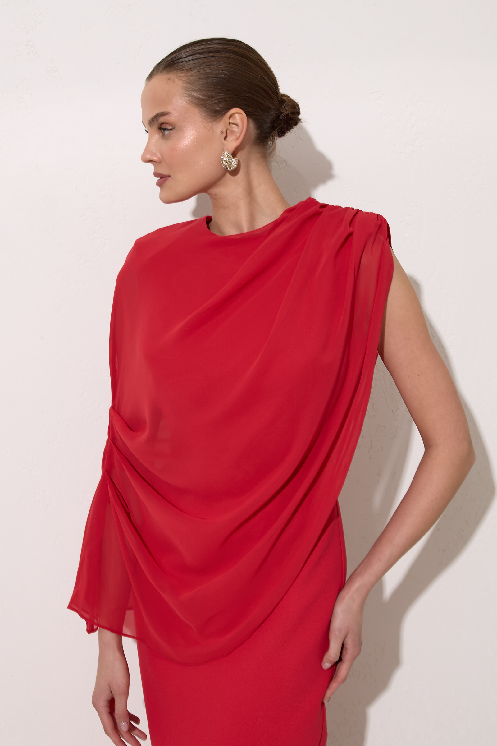 Kırmızı Kol Ve Drape Detaylı Midi Boy Elbise