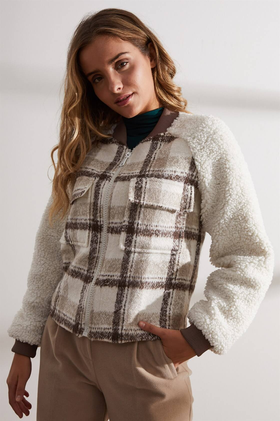 Bej 1YB4CMN0018 MONT