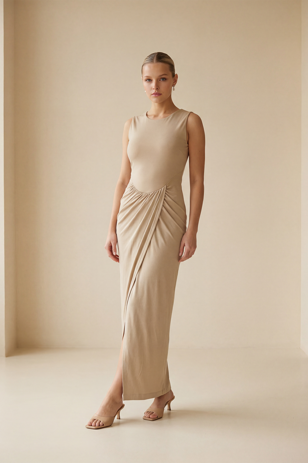 Taş Büzgü Detaylı, Kolsuz Belden Oturtmalı Yırtmaçlı Uzun Elbise