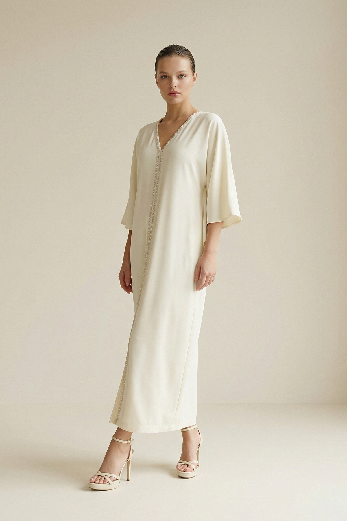 Vanilya V Yaka Taş Detaylı Yırtmaçlı Rahat Kesim Elbise