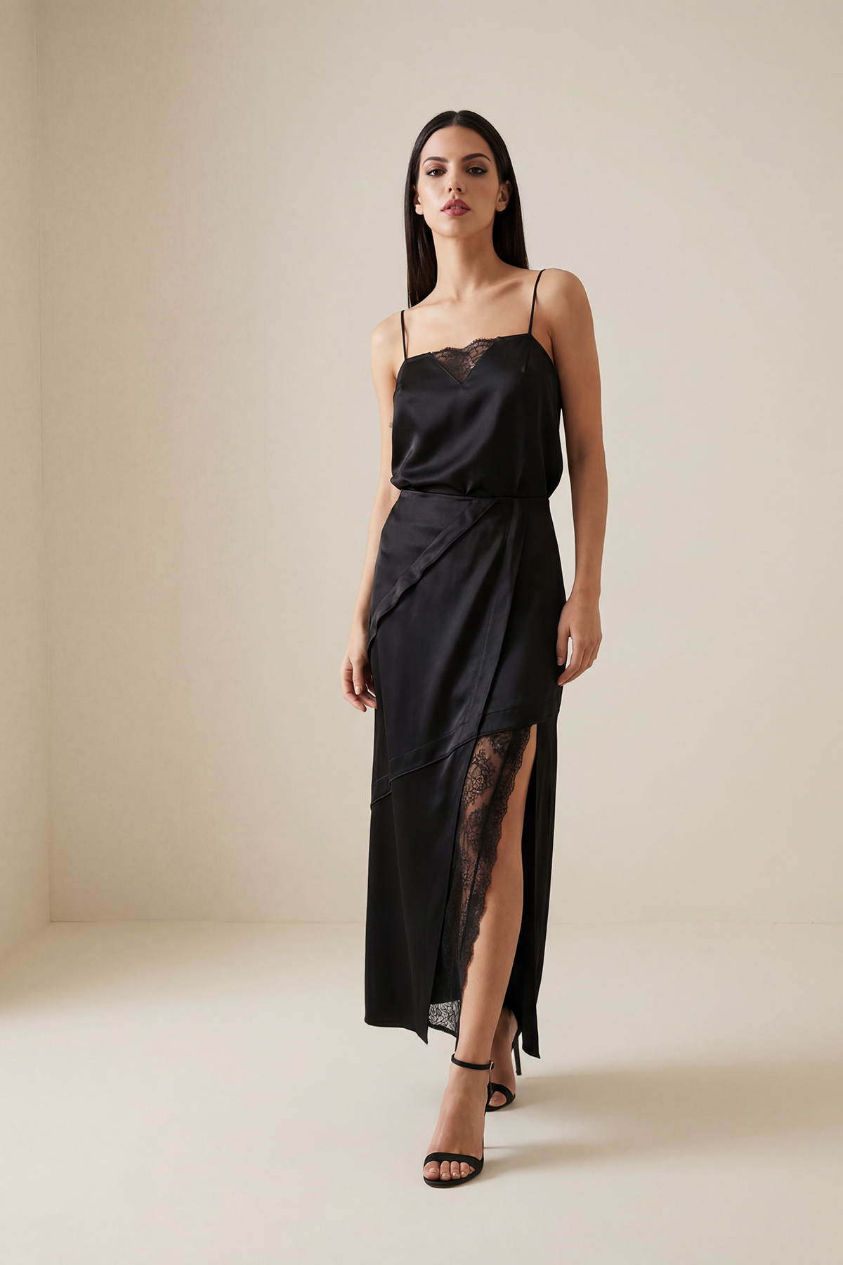 Siyah Asimetrik Kesim Dantel Detaylı Etek