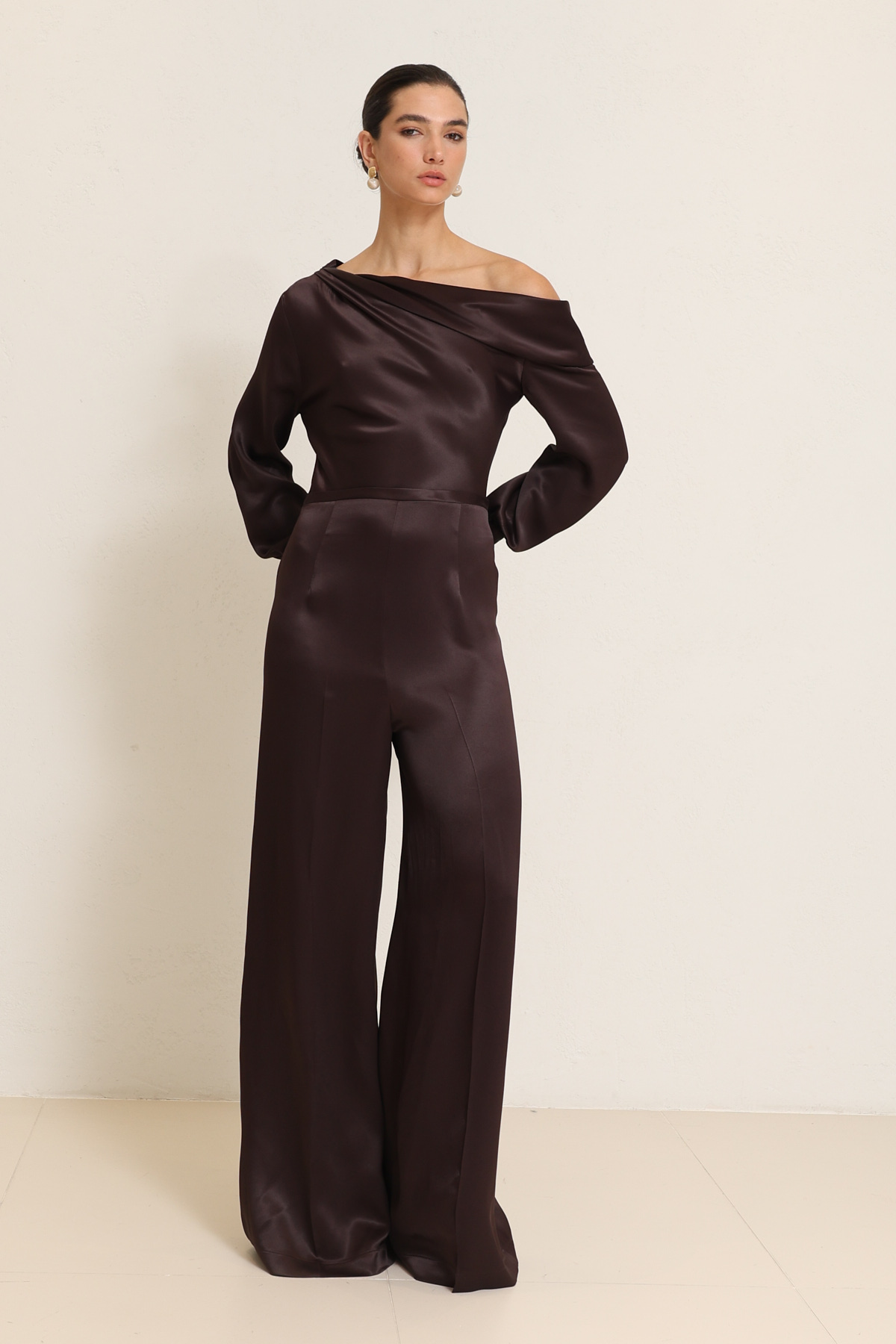 Sütlü Kahve Düşük Omuz Detaylı Tam Kalıp Uzun Kollu Tulum