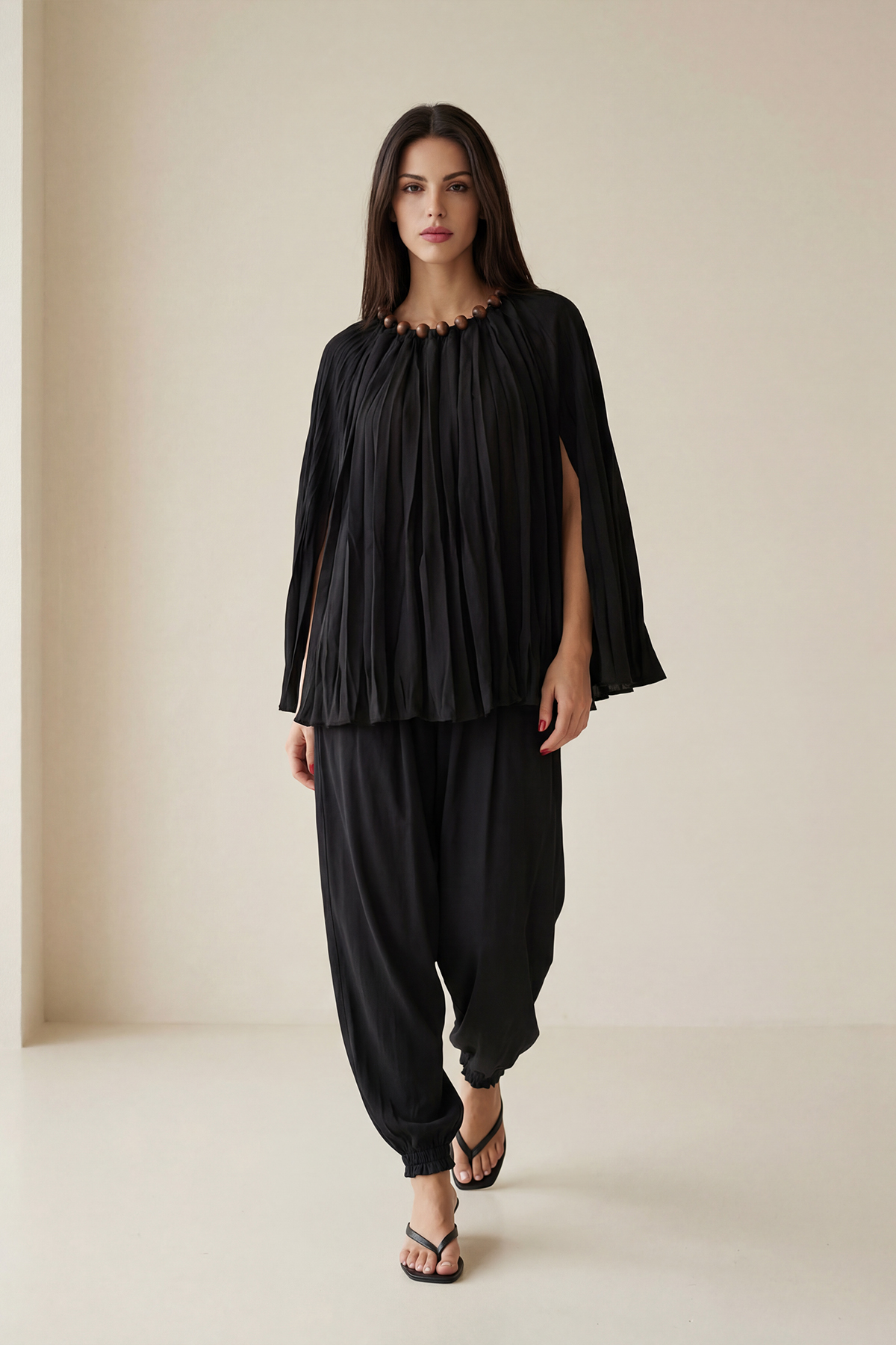 Siyah Boyundan Aksesuarlı Kol Detaylı Dökümlü Rahat Kesim Bluz