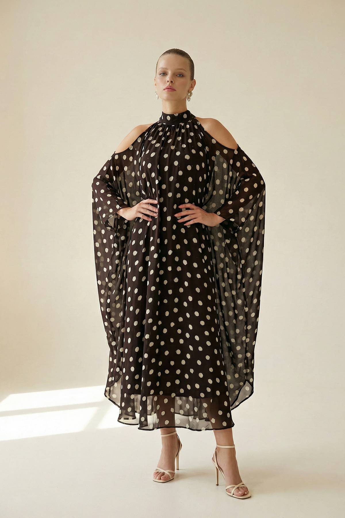 Acı-Kahve Puantiye Desenli Boyun Detaylı Rahat Kesim Elbise