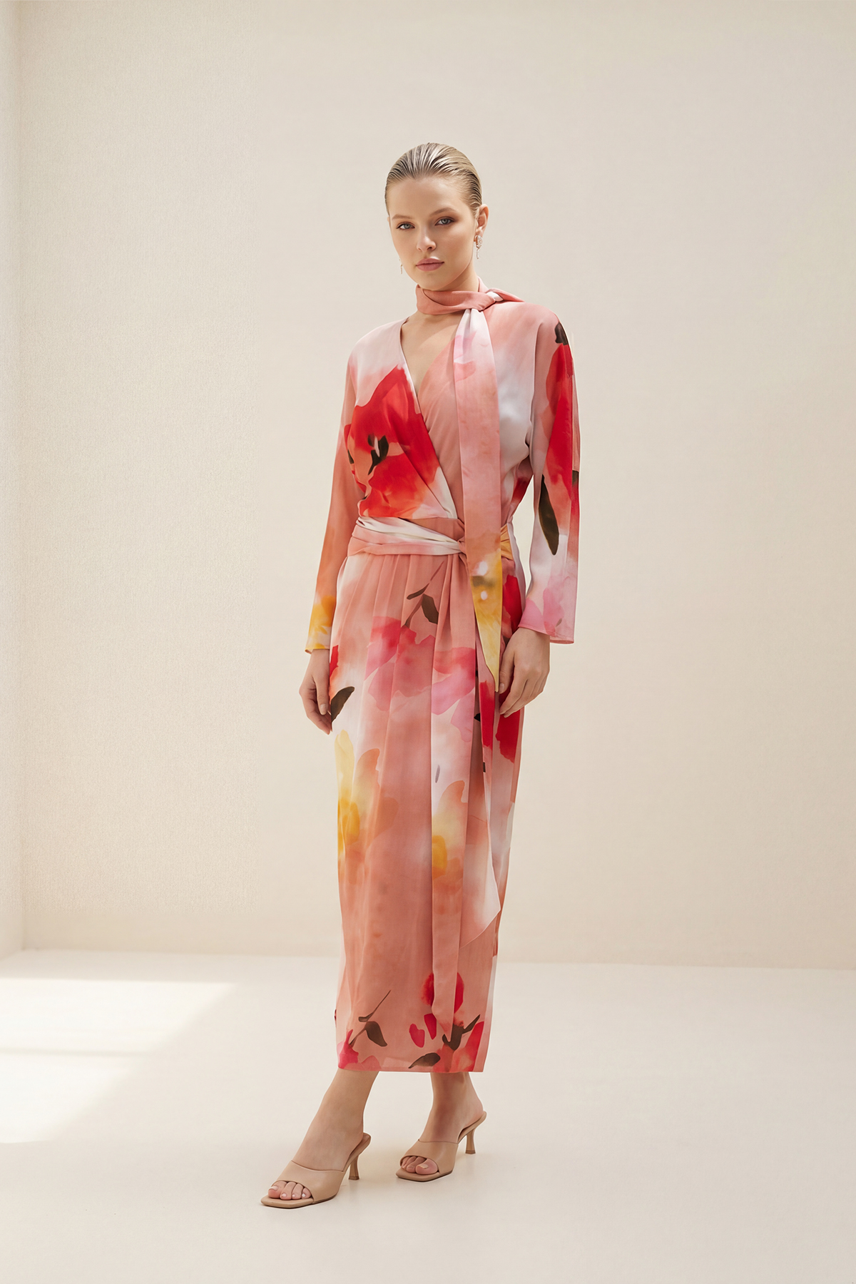 Koyu Pudra Şal Detaylı Belden Oturtmalı Kruvaze Yaka Desenli Elbise