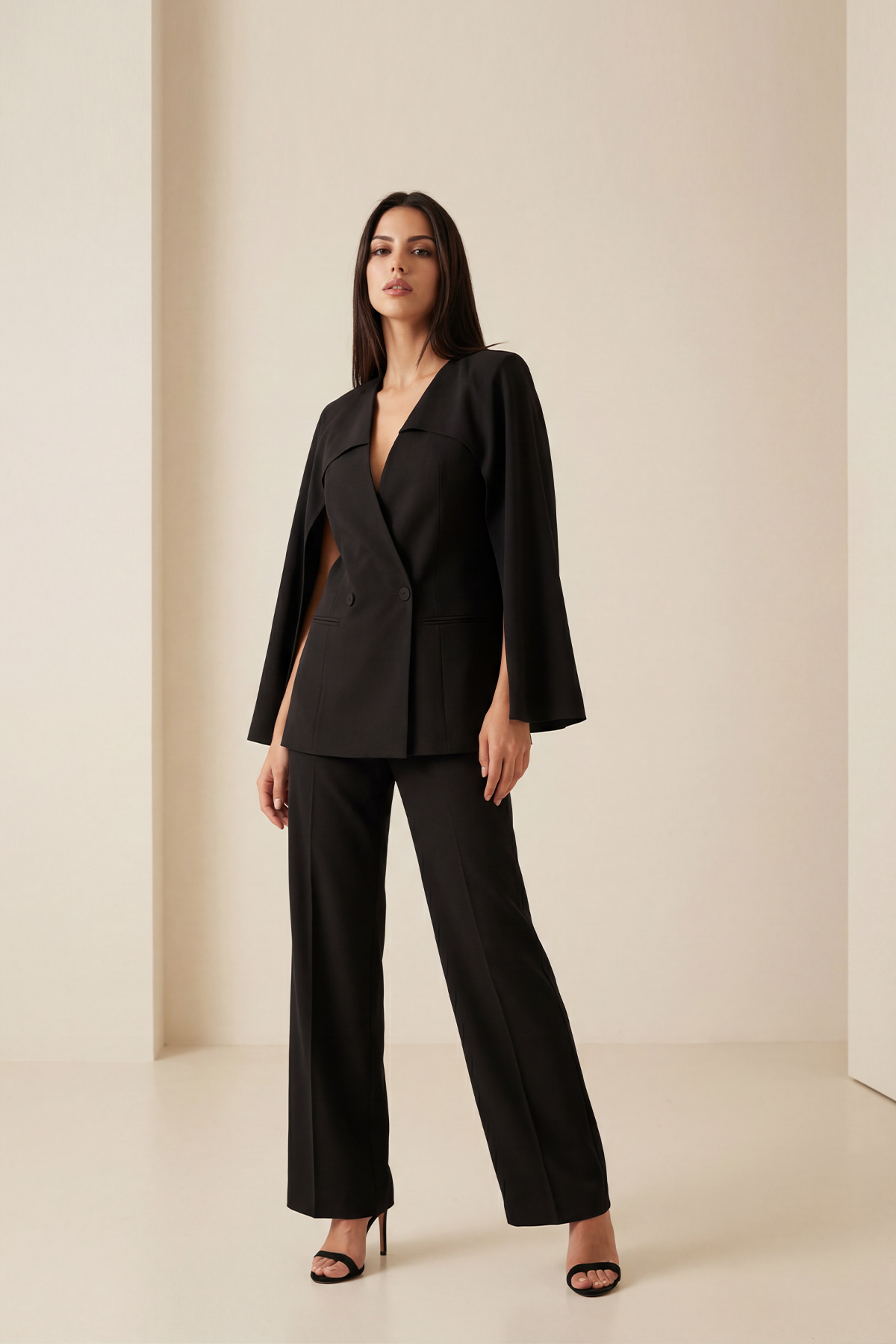 Siyah Pelerin Detaylı V Yaka Ceket Tam Kalıp Pantolonlu Takım