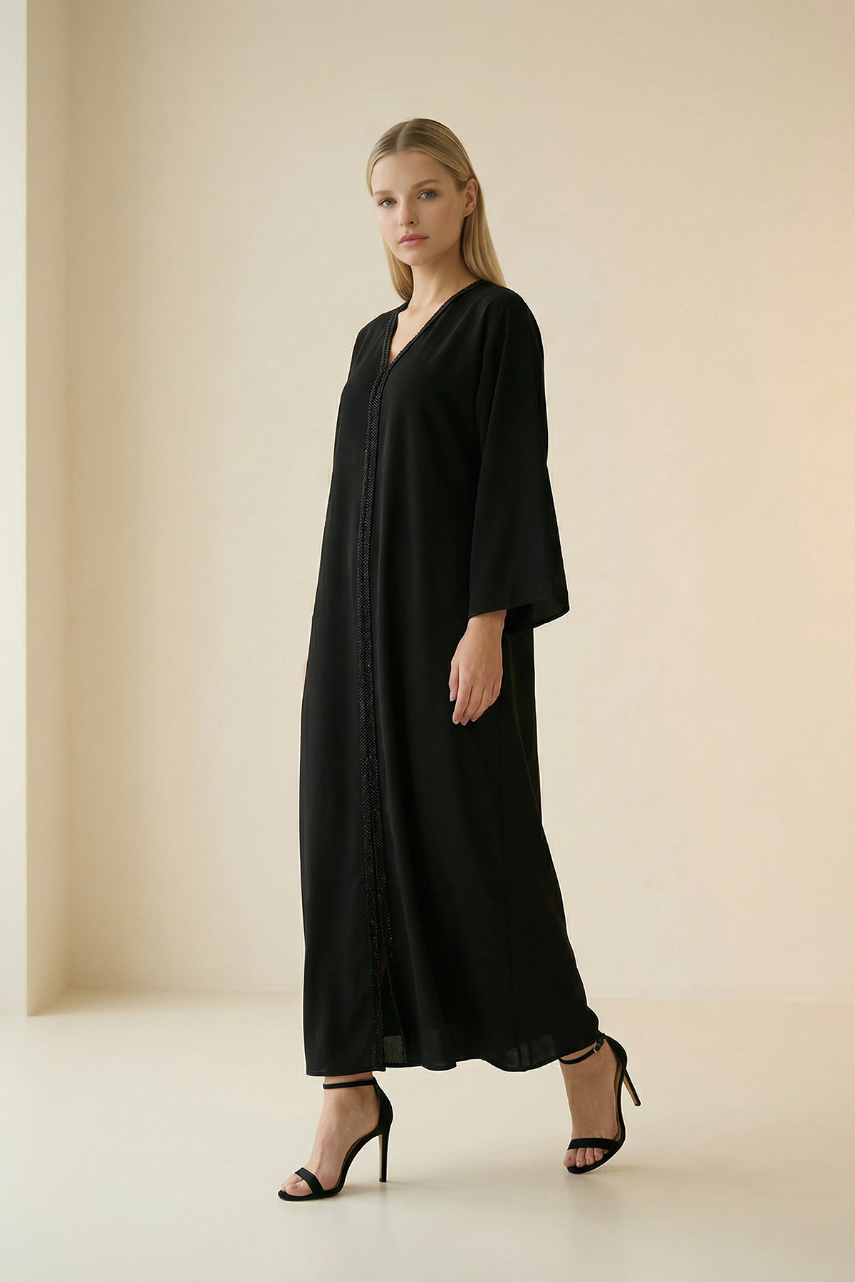 Siyah V Yaka Taş Detaylı Yırtmaçlı Rahat Kesim Elbise