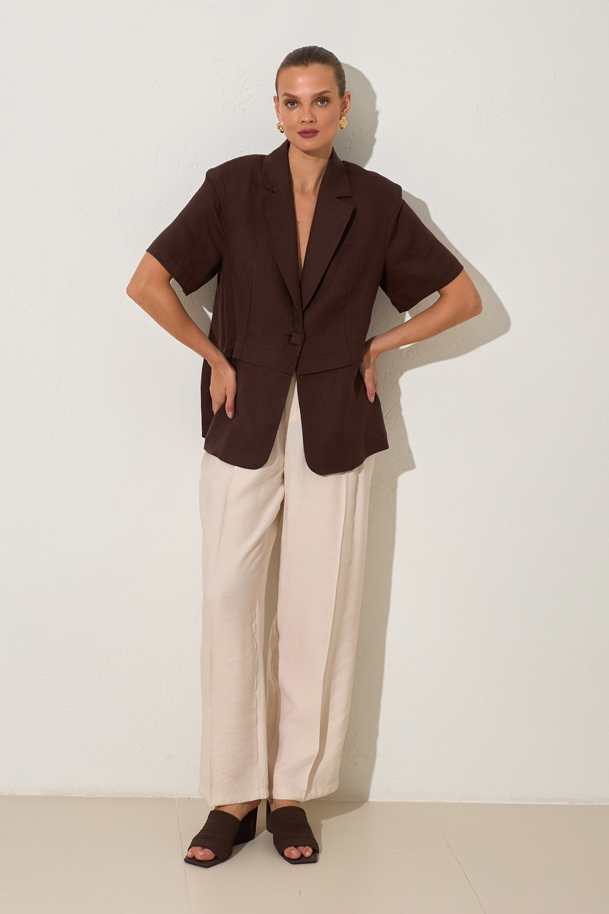 Acı-Kahve %100 Keten Düğme Ve Bel Detaylı Geniş Kalıp Kısa Kollu Ceket