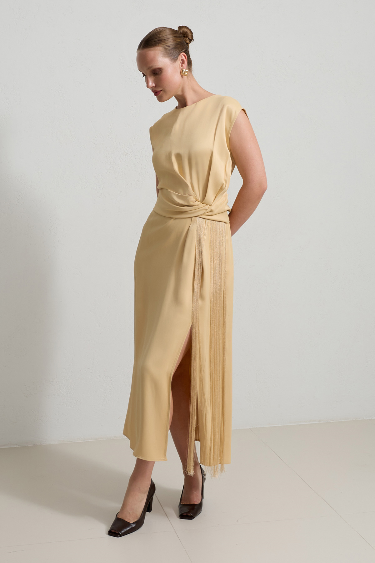 Amber Püskül Ve Bel Detaylı Kolsuz Tam Kalıp Elbise