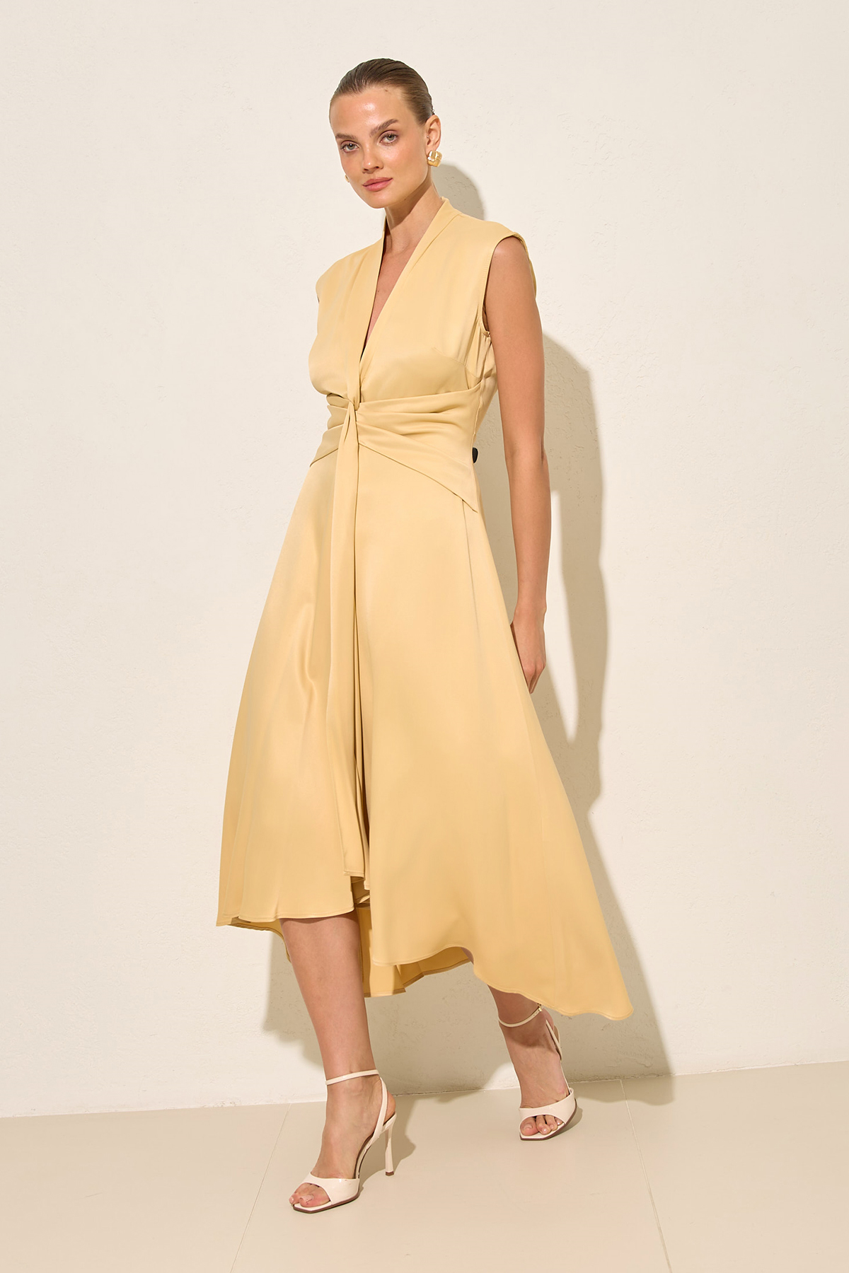 Amber V Yaka Belden Detaylı Midi Boy Kolsuz Elbise