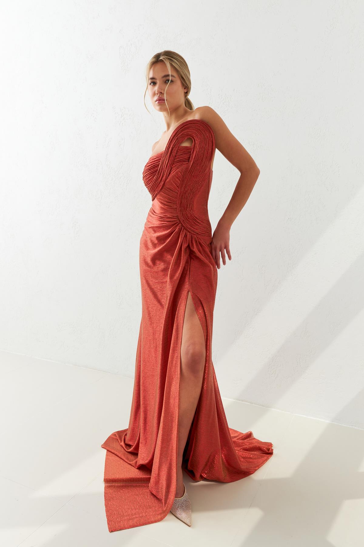 Bakır Straplez Detaylı Yırtmaçlı Belden Oturtmalı Büzgü Detaylı Uzun Abiye  Elbise