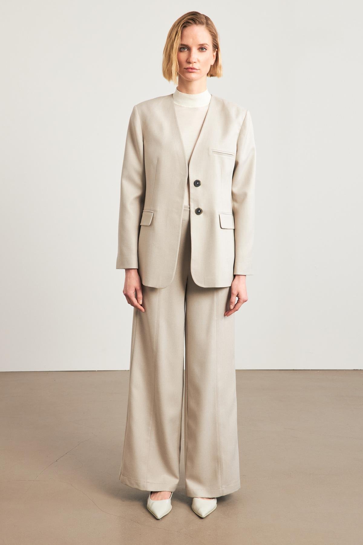 Bej Kruvaze Kapama Cep Detaylı Ceket