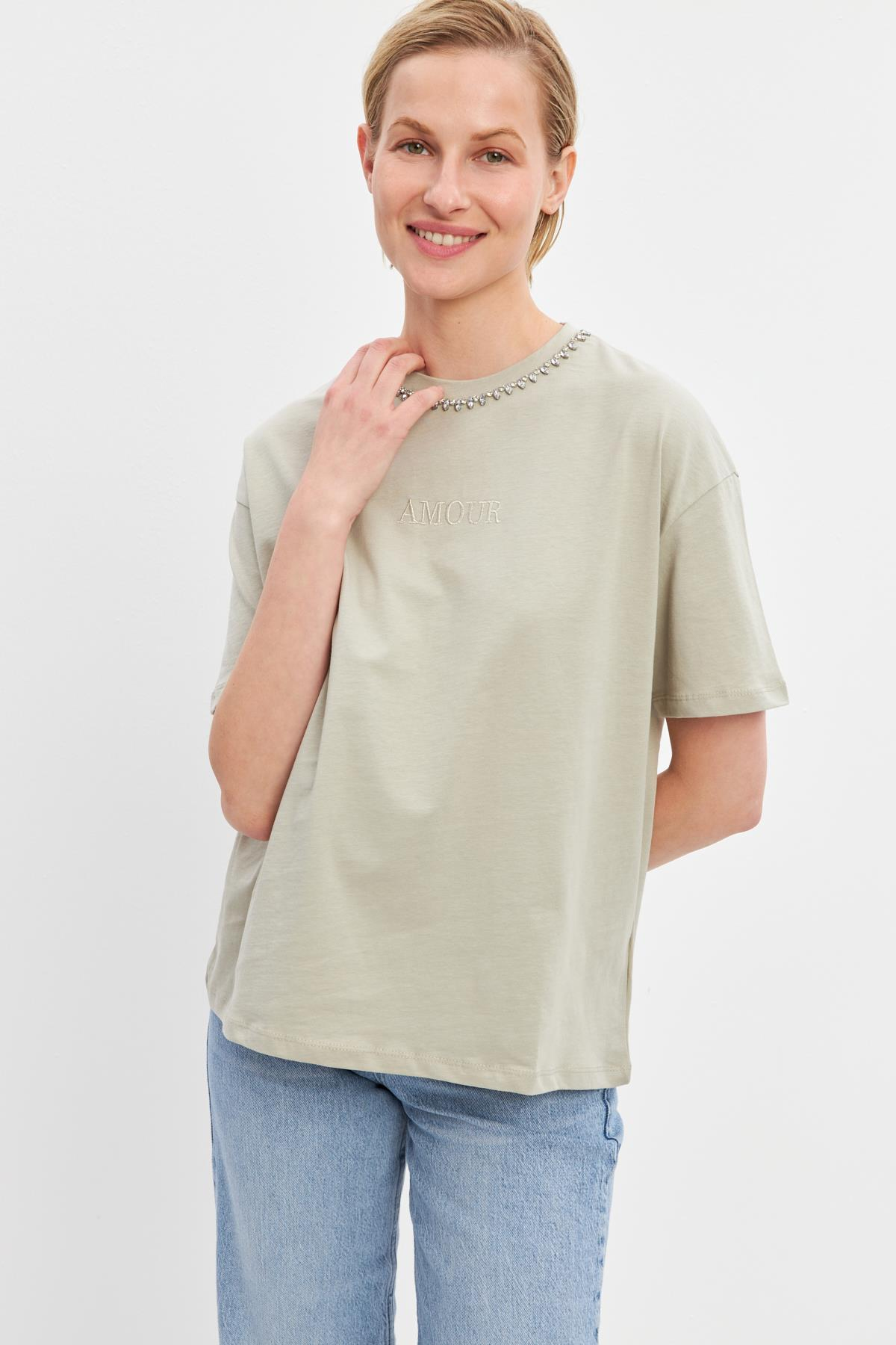 Bej Bisiklet Yaka Taş Detayllı Mini Baskılı T-Shirt Kadın Kategorisiz modelleri