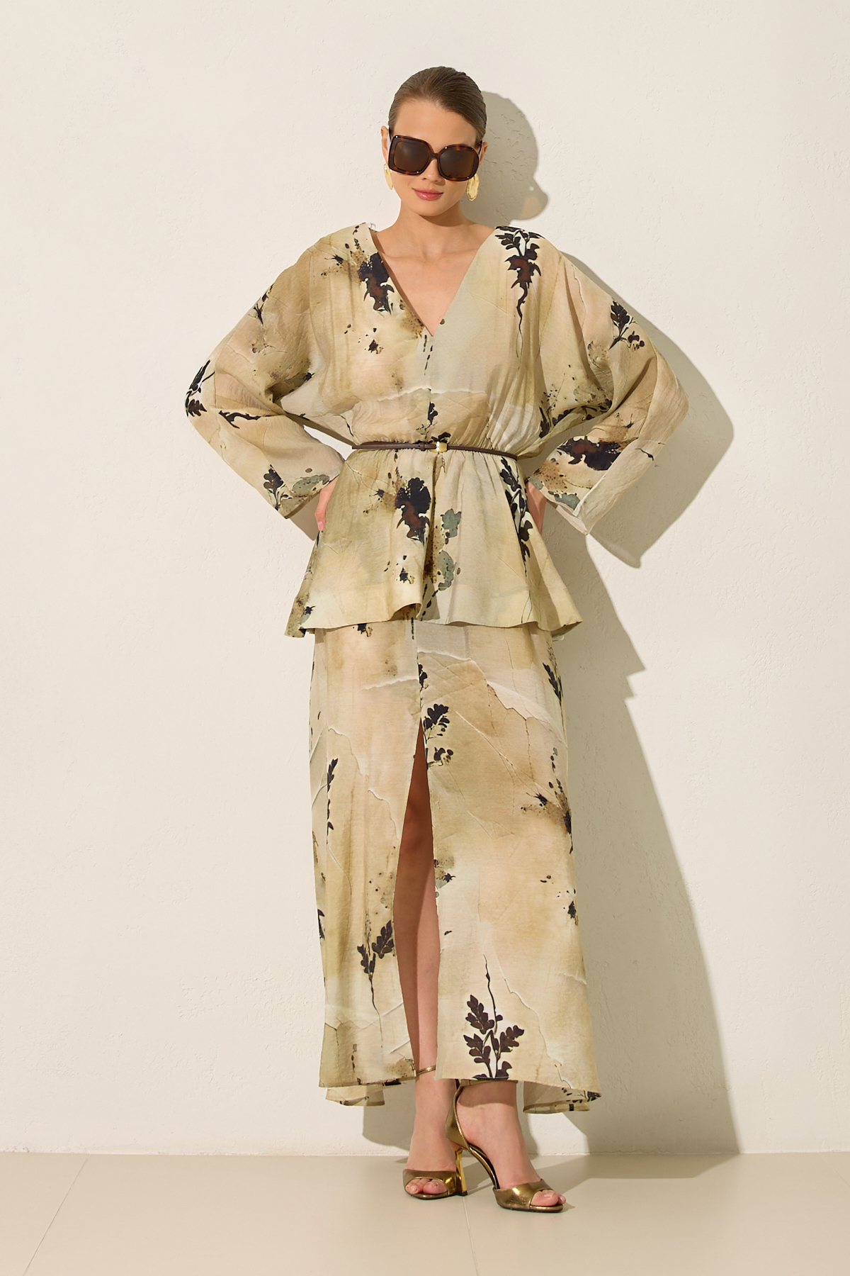 Bej V Yaka Yırtmaç Detaylı Tam Kalıp Rahat Kesim Uzun Kollu Midi Boy Elbise Kadın Kategorisiz modelleri