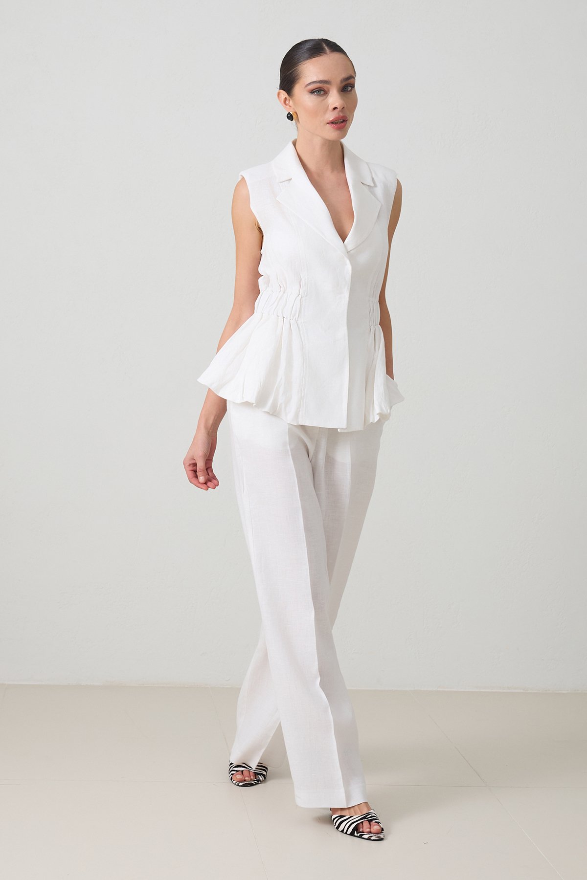 Ekru %100 Keten Bel Ve Yaka Detaylı Yelek Rahat Kesim Pantolonlu Takım