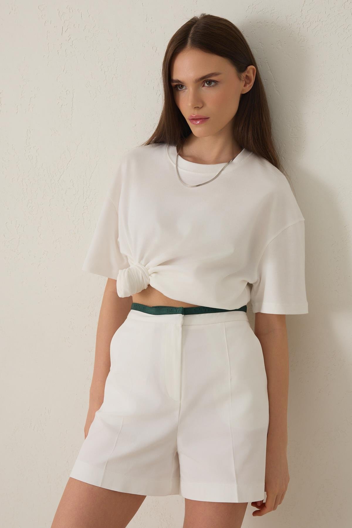 Ekru %100 Pamuk Belden Şerit Detaylı Rahat Kesim Mini Şort