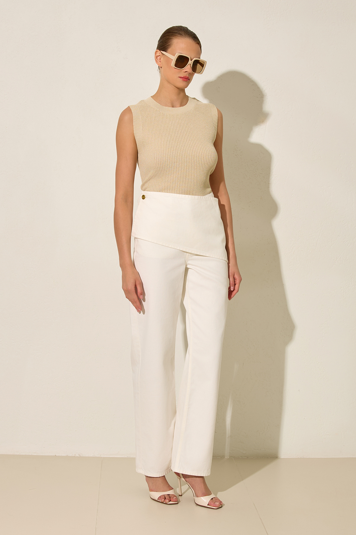Ekru %100 Pamuklu Asimetrik Bel Detaylı Rahat Kesim Kot Pantolon Kadın Kategorisiz modelleri