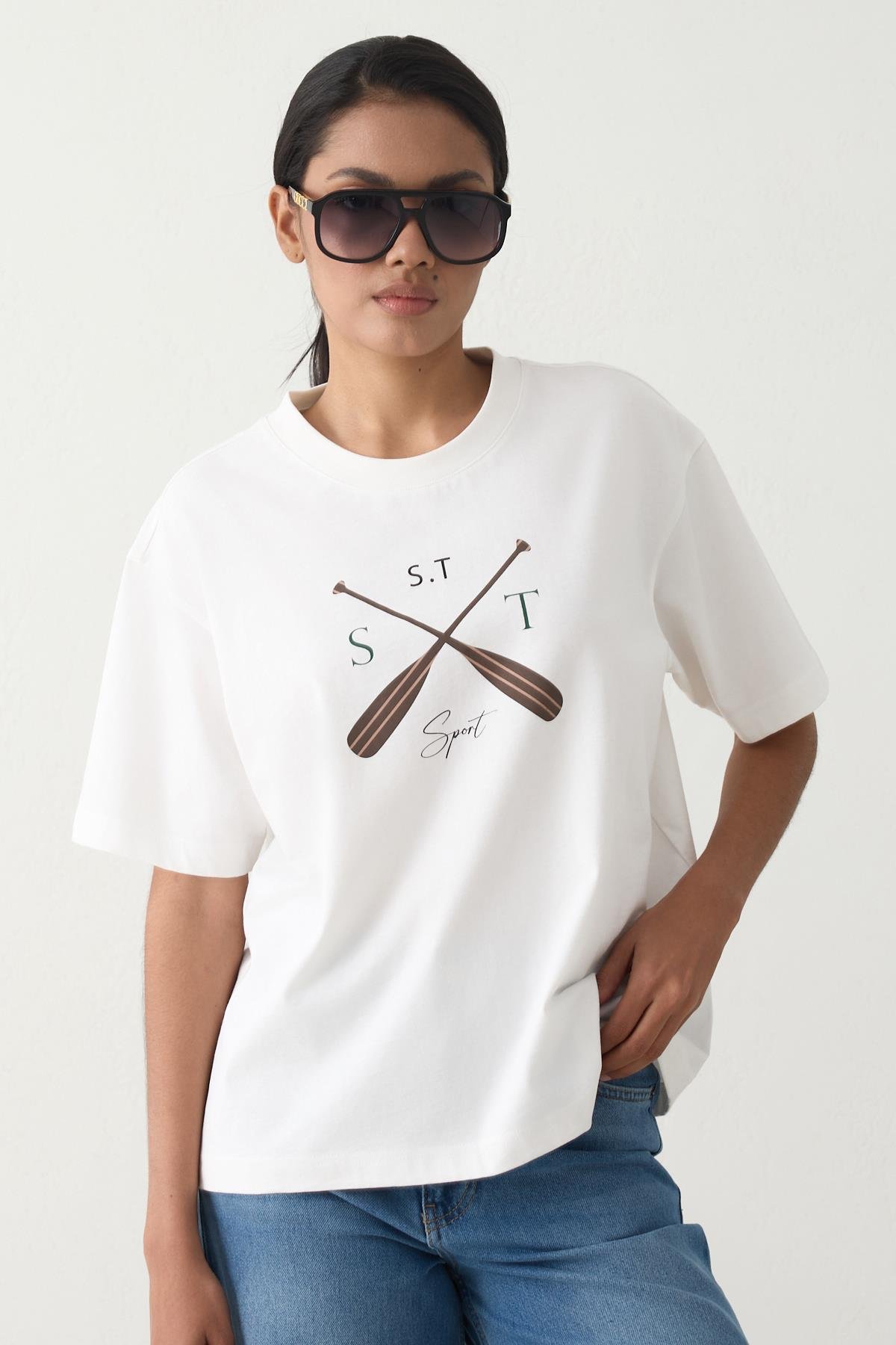 Ekru Bisiklet Yaka Rahat Kesim Baskı Detaylı T-Shirt