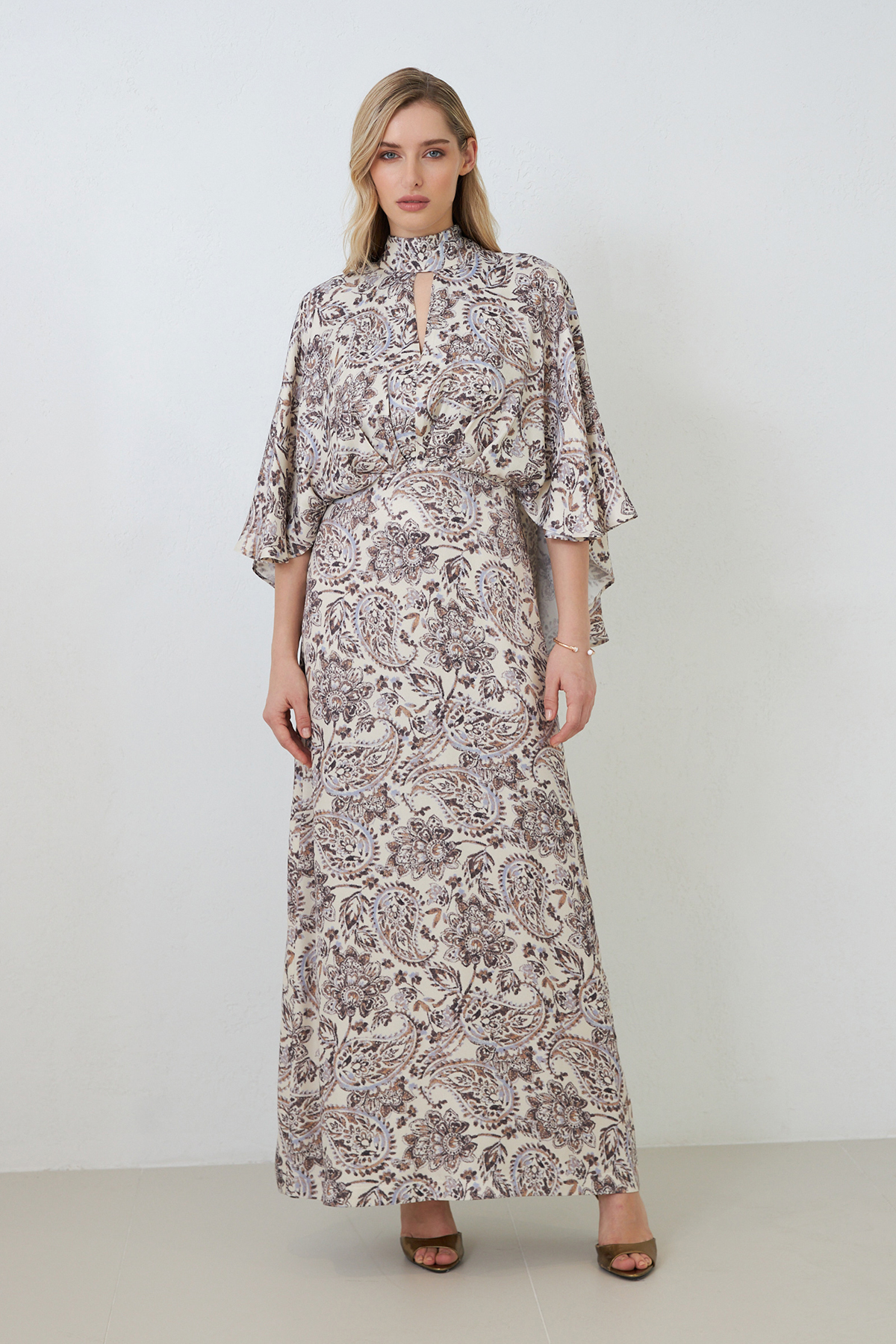 Ekru Balıkçı Yaka Boyun Ve Kol Detaylı Uzun Boy Elbise