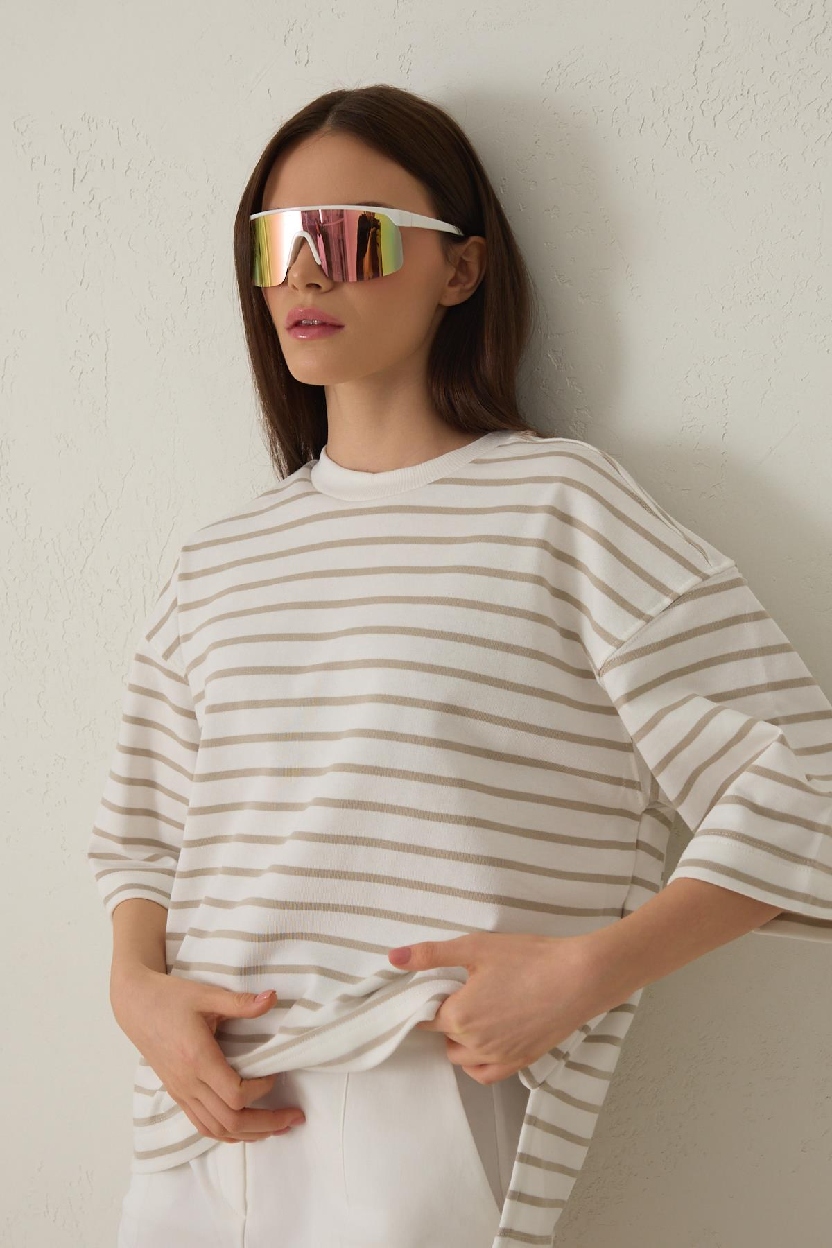 Ekru-Kül %100 Pamuk Çizgi Detaylı Kısa Kollu T-Shirt