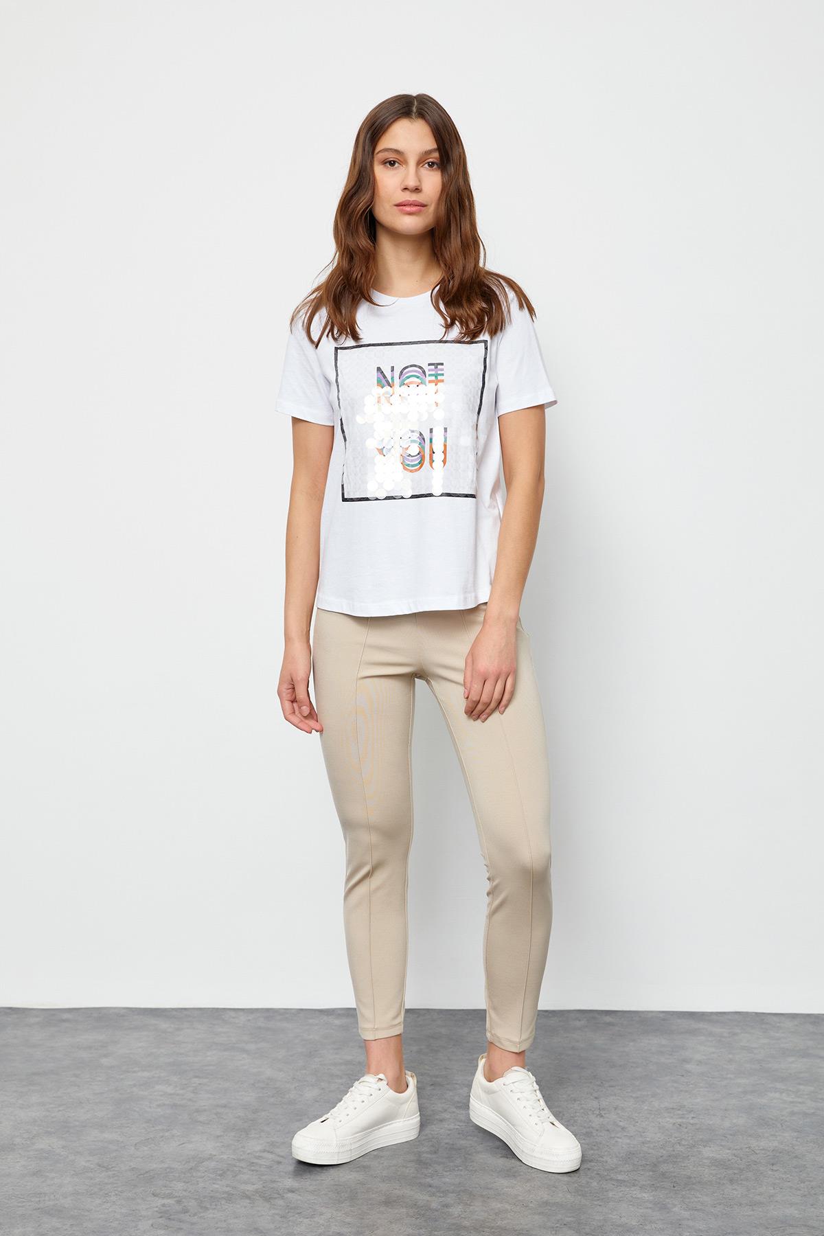 Ekru Yaka Kısa Kol Baskılı Pullu Pamuk T-Shirt