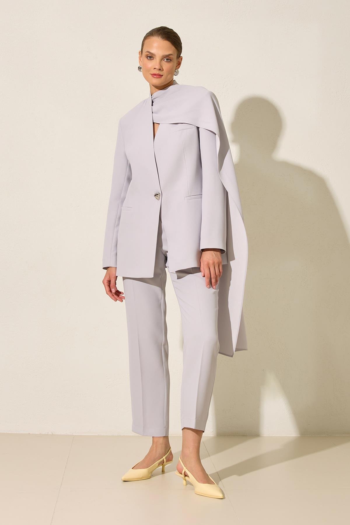 Gri Pelerin Detaylı Kadın Takım Elbise